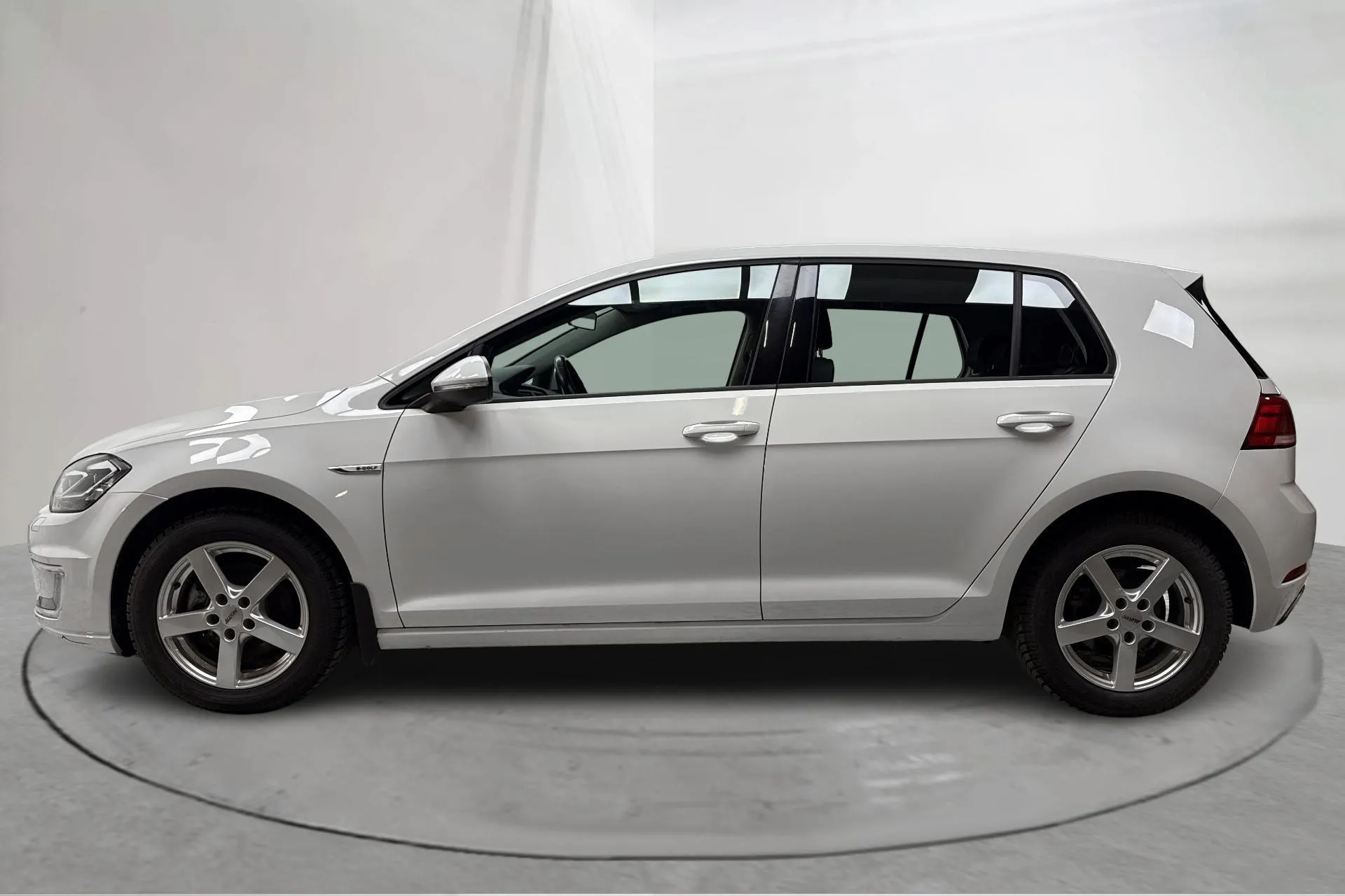 Presentationsfoto 2 av 20: VW e-Golf VII 5dr (136hk) - 2 525 mil - Automat - vit - 2019