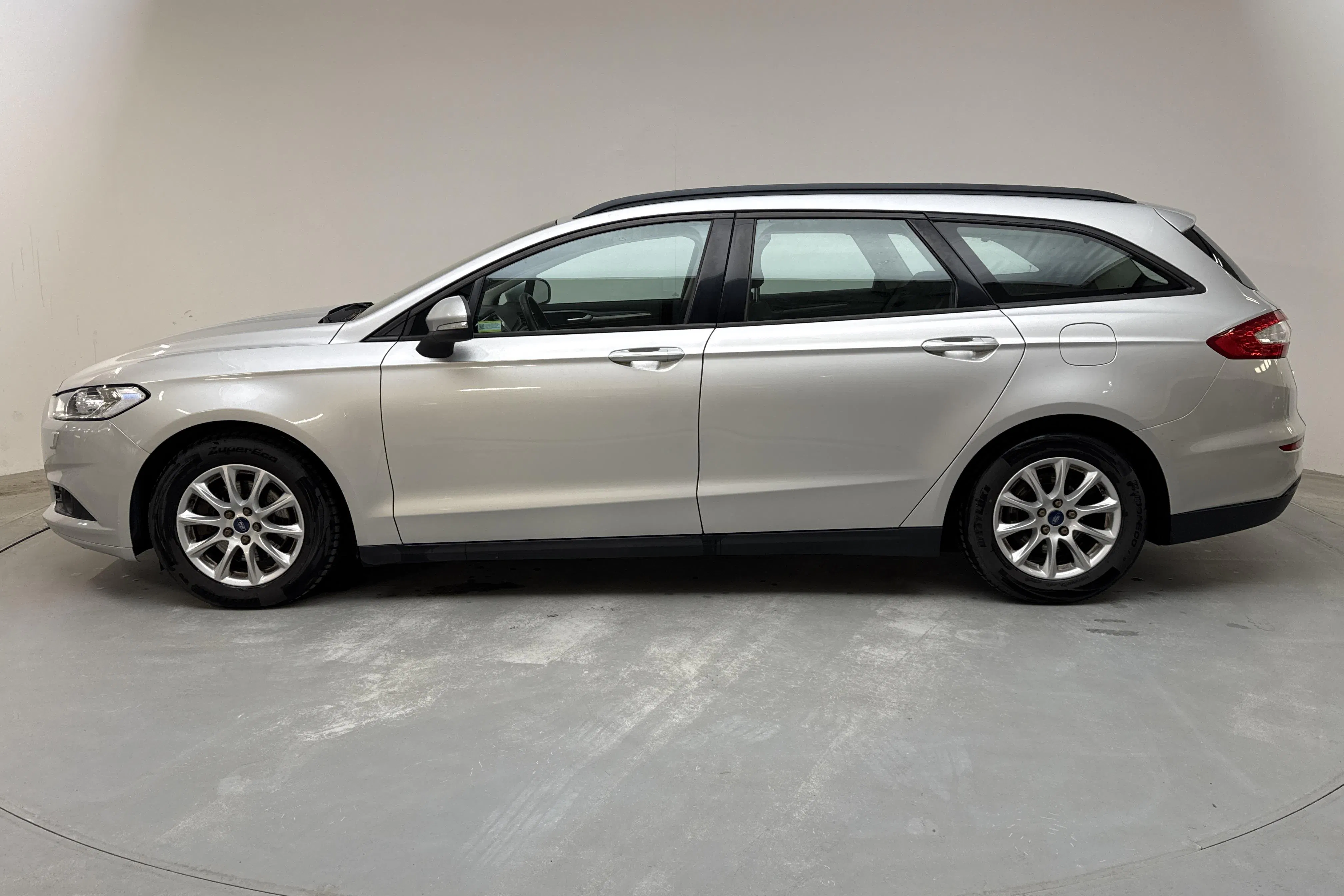 Presentationsfoto 2 av 11: Ford Mondeo 2.0 TDCi Kombi (150hk) - 17 477 mil - Manuell - grå - 2017