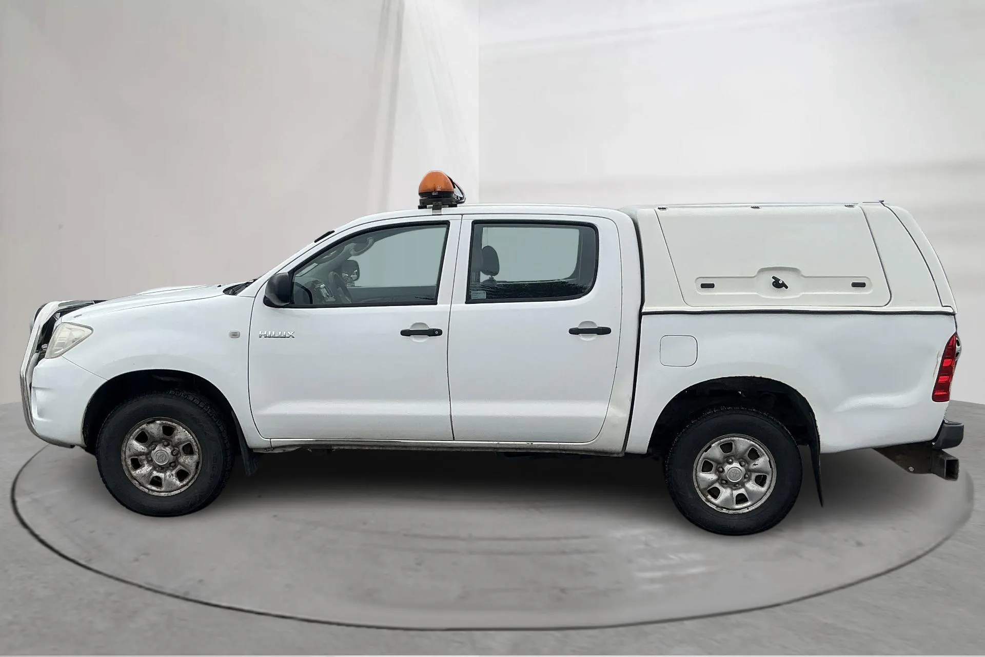 Presentationsfoto 2 av 14: Toyota Hilux 2.5 D-4D 4WD (144hk) - 13 275 mil - Manuell - vit - 2011