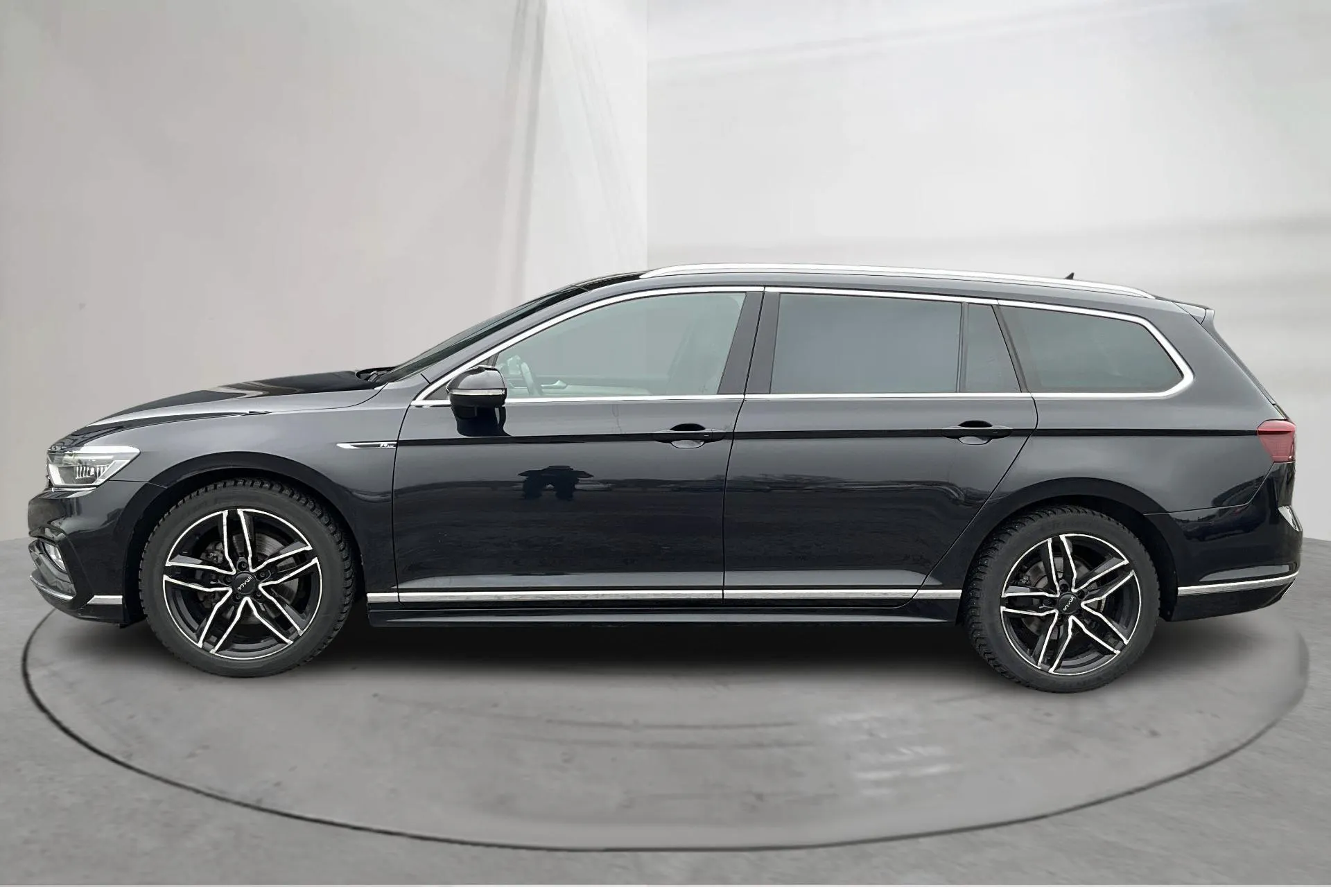 Presentation photo 2 of 19: VW Passat 2.0 TDI Sportscombi 4Motion (200hk) - 150 830 km - Automatic - black - 2021