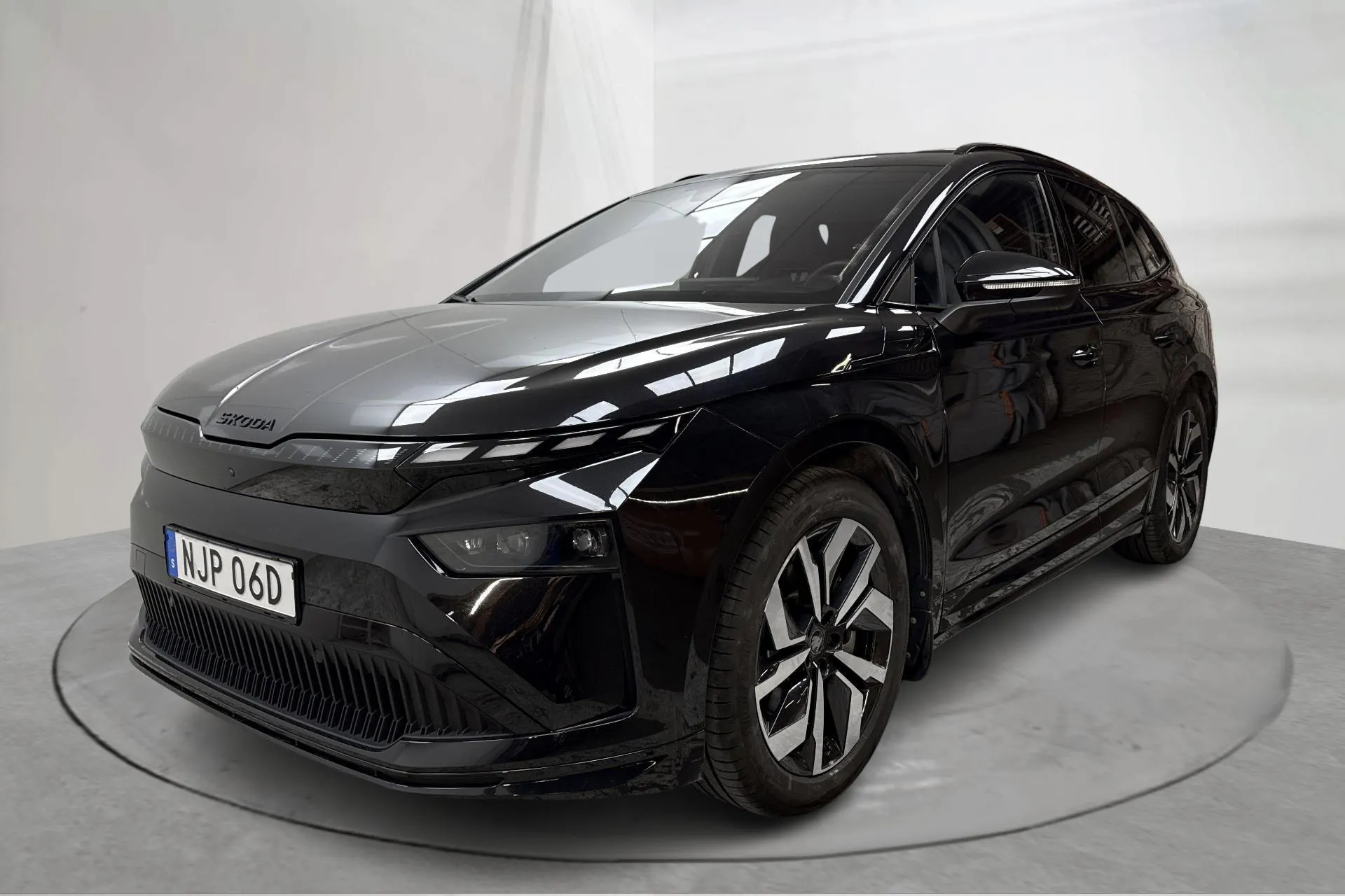 Presentationsfoto 1 av 26: Skoda Enyaq iV 85x 82kWh (286hk) - 1 422 mil - Automat - svart - 2026