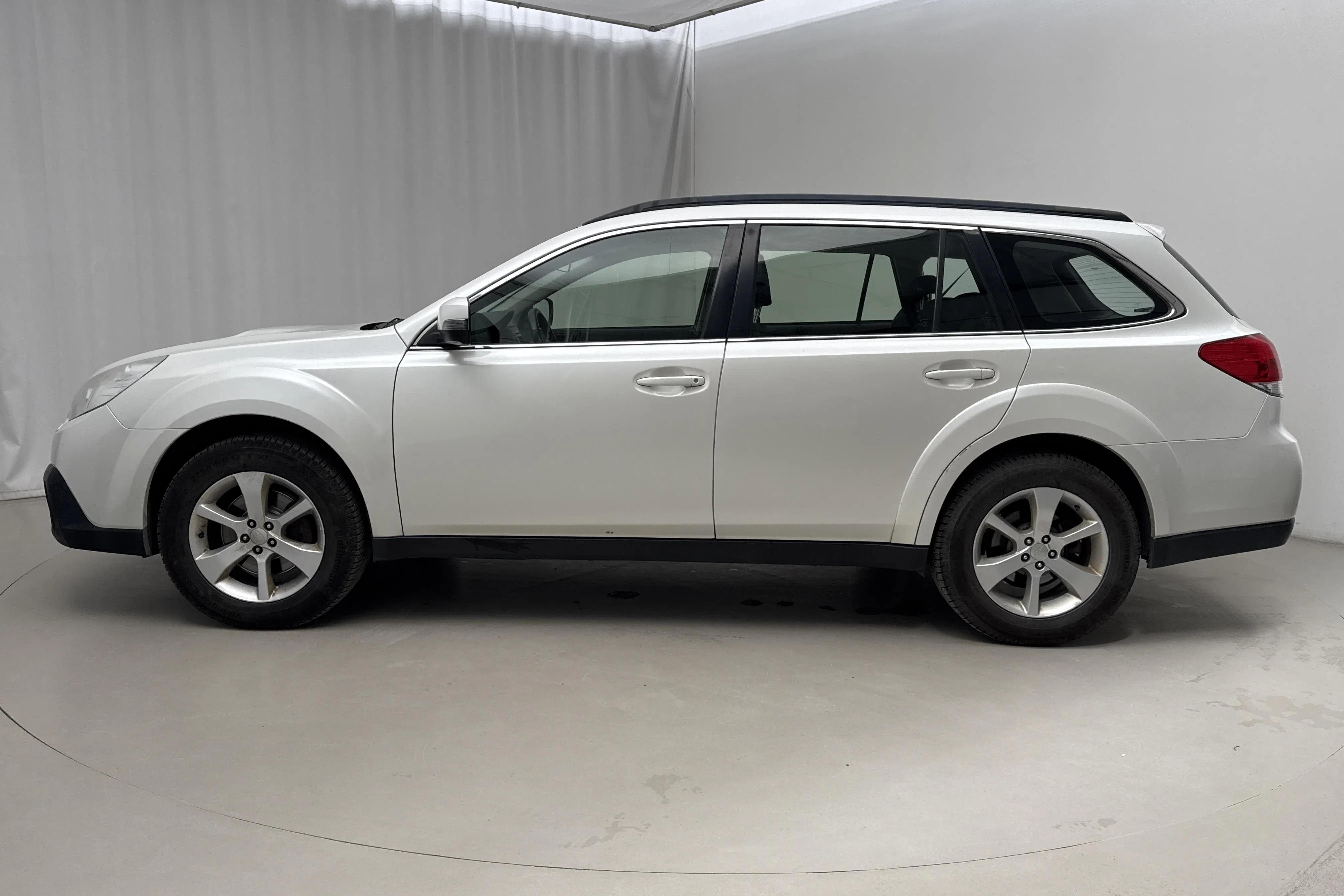 Presentation photo 2 of 15: Subaru Outback 2.0D (150hk) - 229 370 km - Automatic - white - 2014