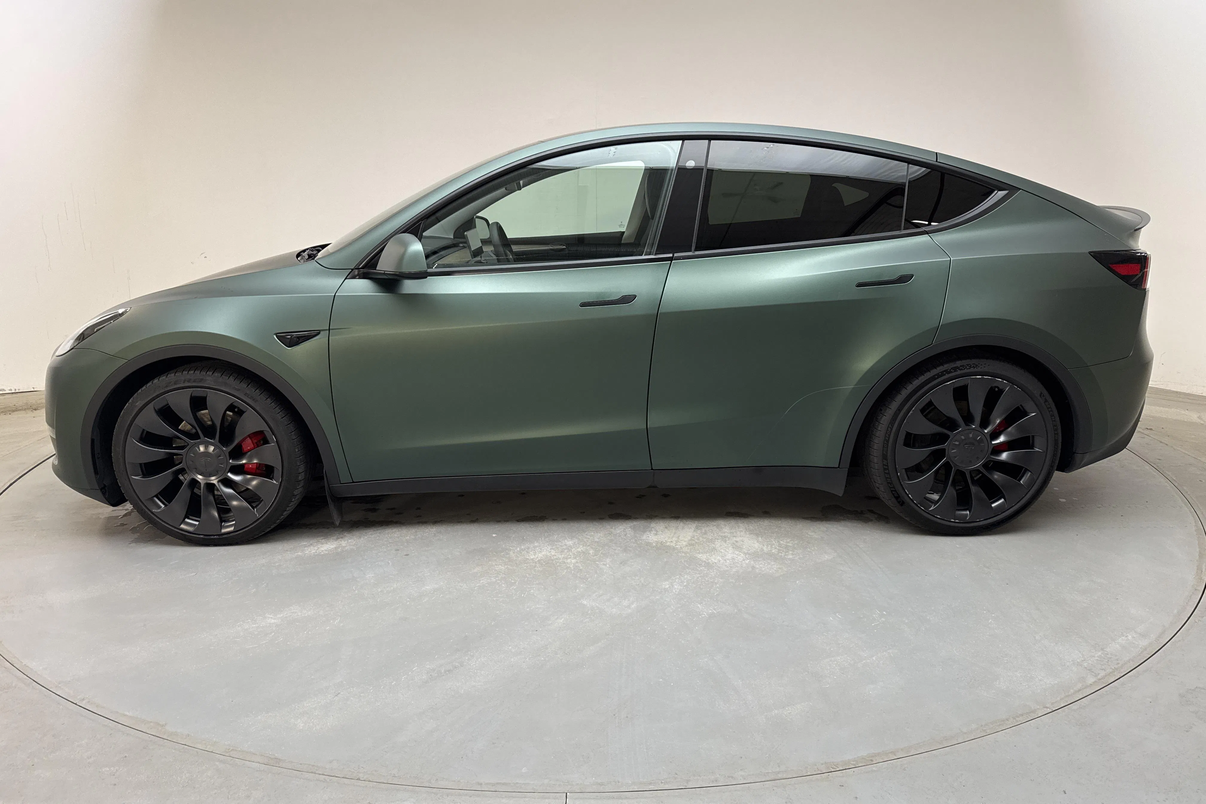 Presentation photo 2 of 19: Tesla Model Y Performance Dual Motor AWD - 97 120 km - Automatic - black - 2023