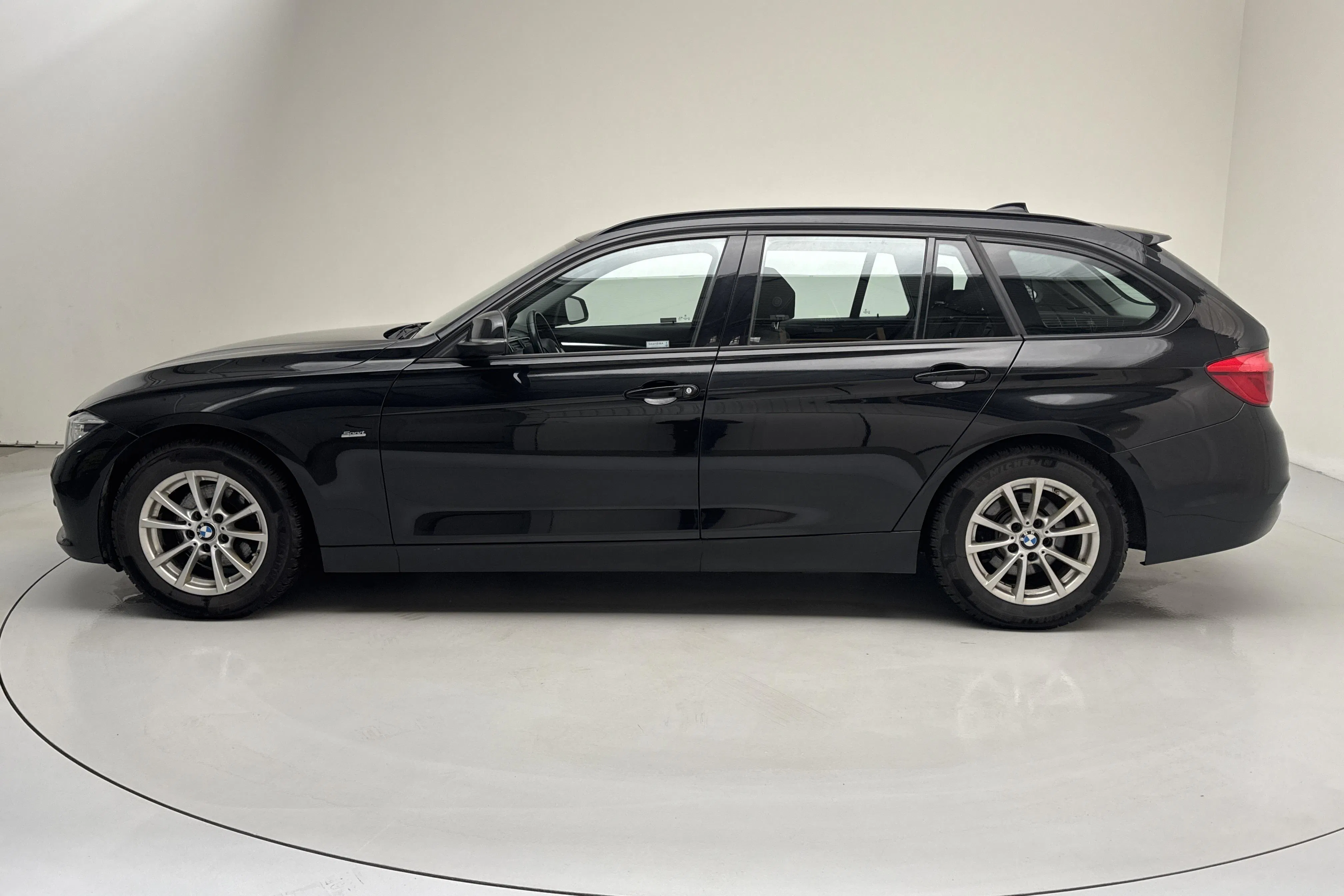 Presentationsfoto 2 av 14: BMW 320d xDrive Touring, F31 (190hk) - 21 305 mil - Automat - svart - 2018
