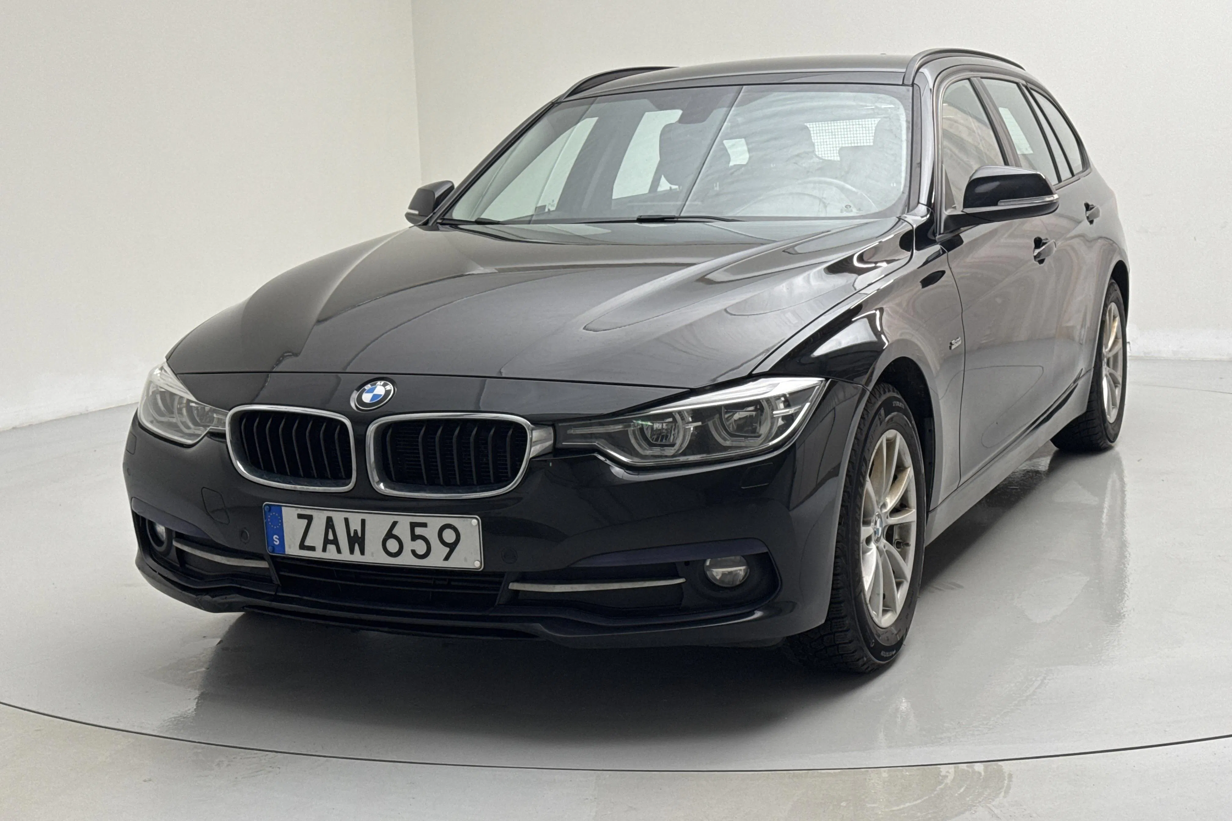 Presentationsfoto 1 av 14: BMW 320d xDrive Touring, F31 (190hk) - 21 305 mil - Automat - svart - 2018