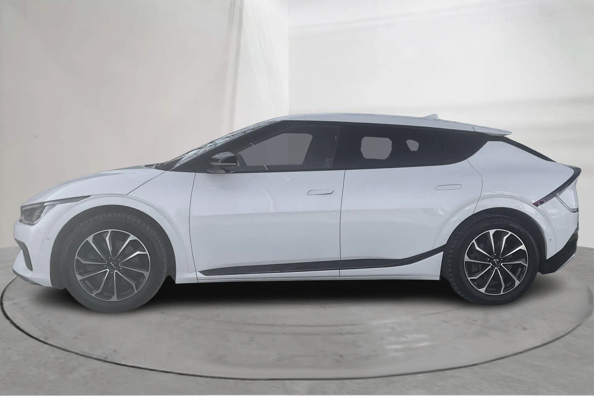 Presentationsfoto 2 av 15: KIA EV6 AWD (325hk) - 14 504 mil - Automat - vit - 2022