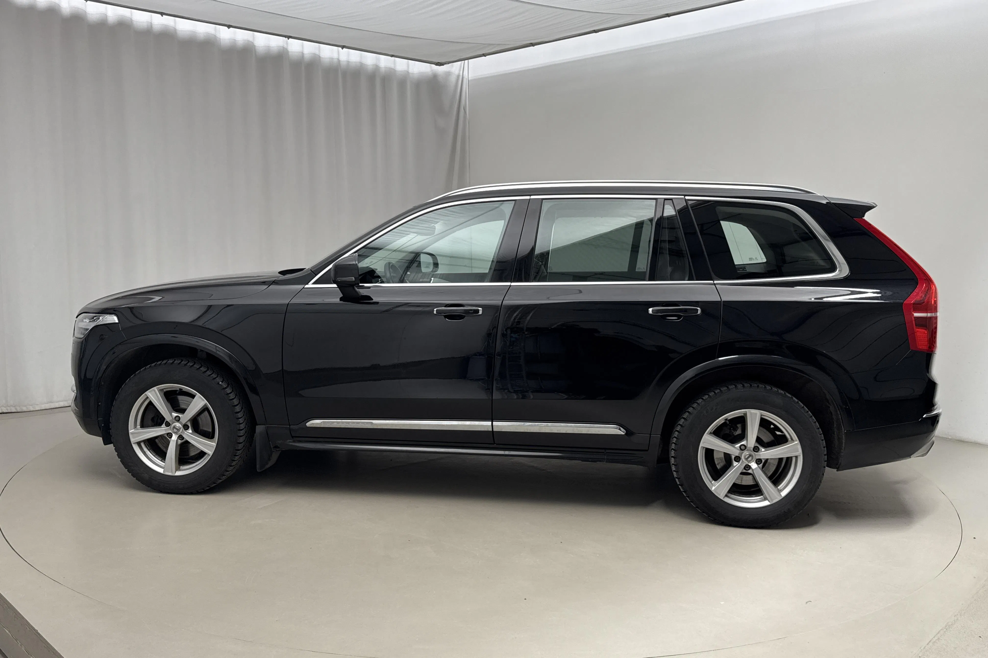 Presentationsfoto 2 av 29: Volvo XC90 T5 AWD (250hk) - 11 084 mil - Automat - svart - 2019