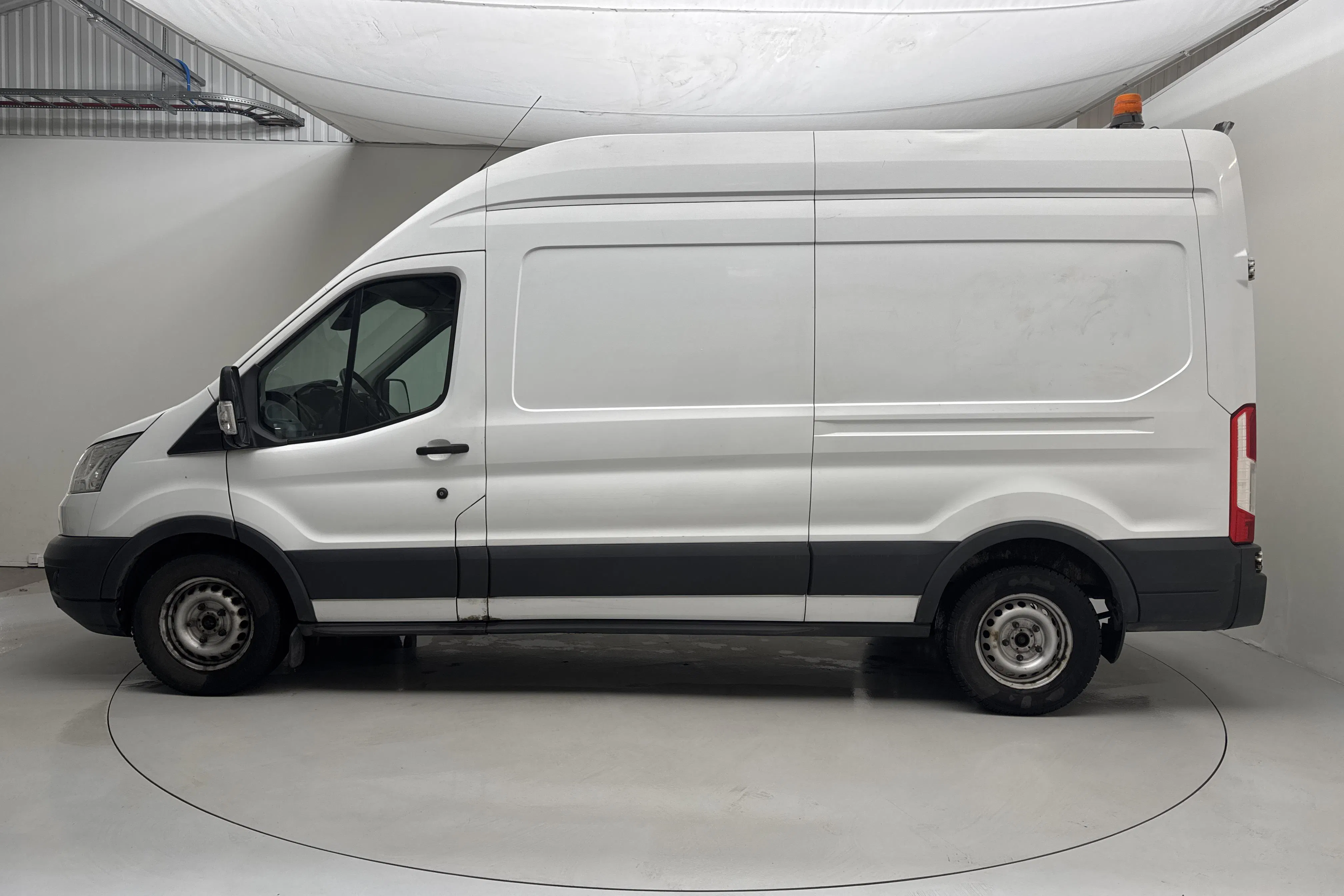 Presentationsfoto 2 av 16: Ford Transit 350 2.0 TDCi 2WD Skåp (130hk) - 17 791 mil - Manuell - vit - 2018