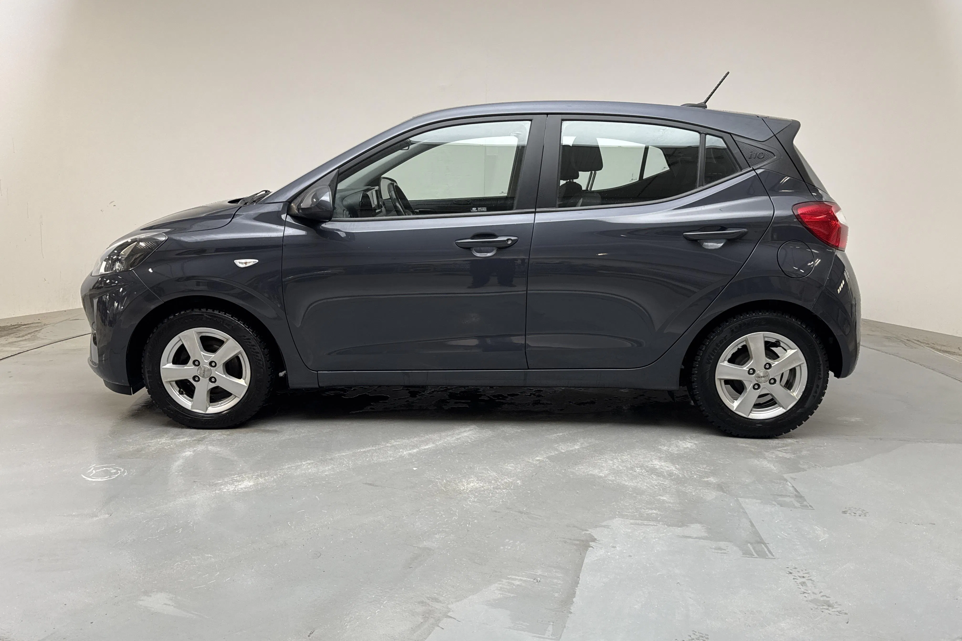 Presentation photo 2 of 12: Hyundai i10 1.0 MPi (67hk) - 40 590 km - Automatic - gray - 2022