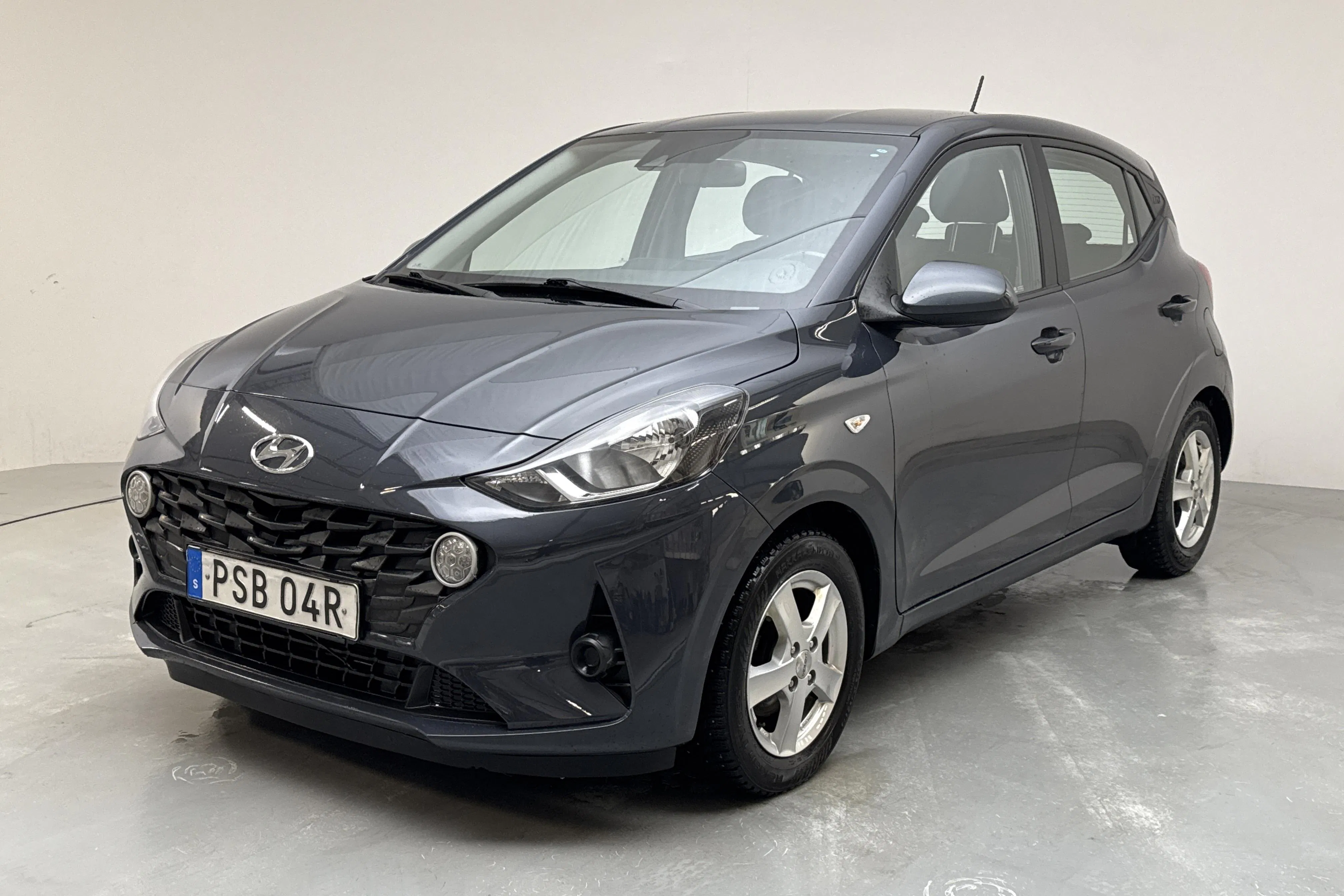 Presentation photo 1 of 12: Hyundai i10 1.0 MPi (67hk) - 40 590 km - Automatic - gray - 2022