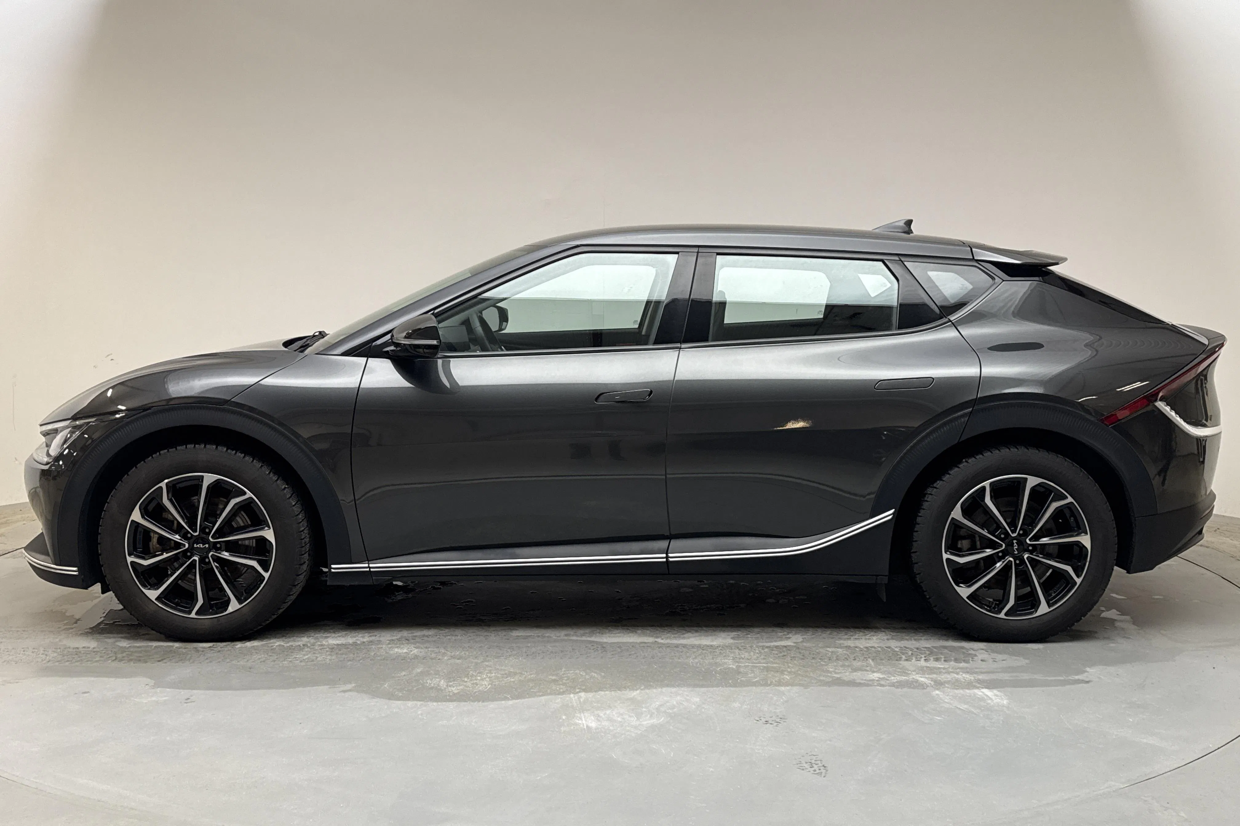 Presentationsfoto 2 av 16: KIA EV6 RWD (228hk) - 5 065 mil - Automat - grå - 2023