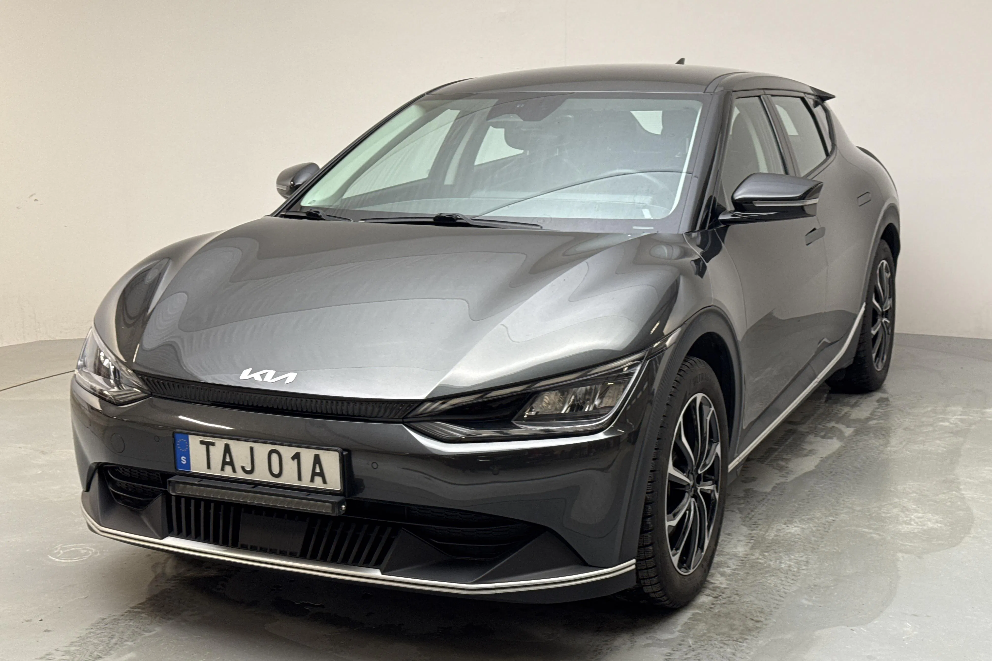 Presentationsfoto 1 av 16: KIA EV6 RWD (228hk) - 5 065 mil - Automat - grå - 2023