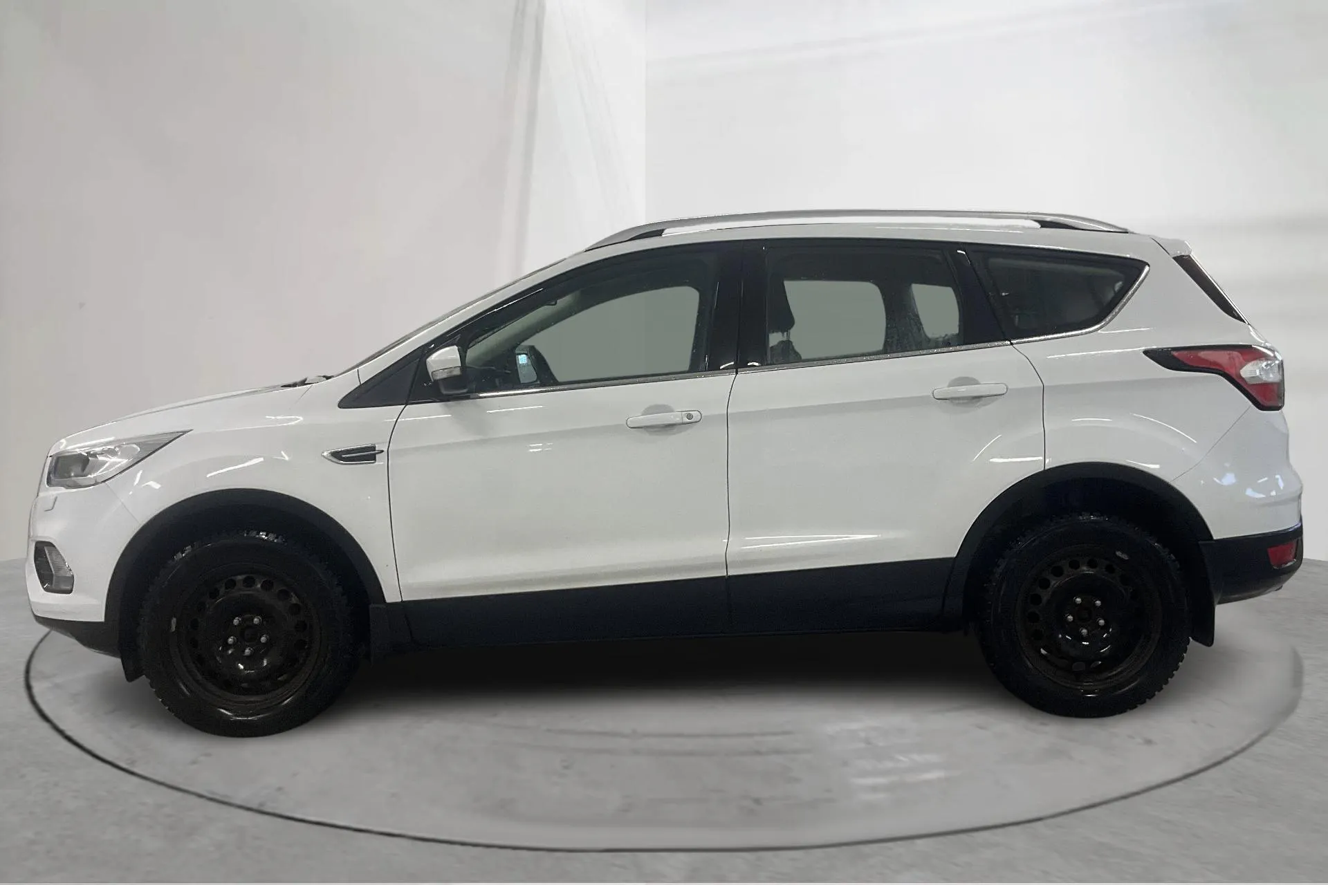 Presentationsfoto 2 av 20: Ford Kuga 2.0 TDCi AWD (150hk) - 7 240 mil - Manuell - vit - 2020