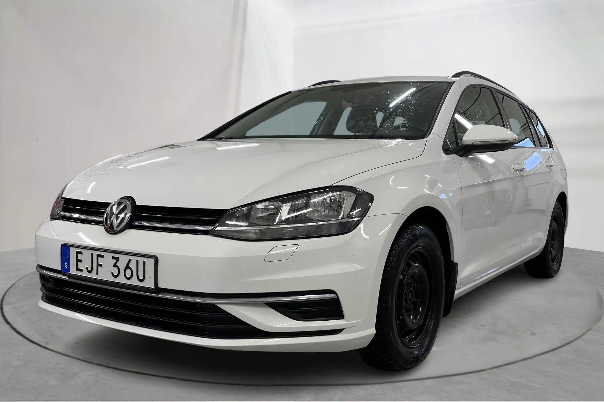 Presentationsfoto 1 av 14: VW Golf VII 2.0 TDI Sportscombi 4MOTION (150hk) - 5 988 mil - Automat - vit - 2019