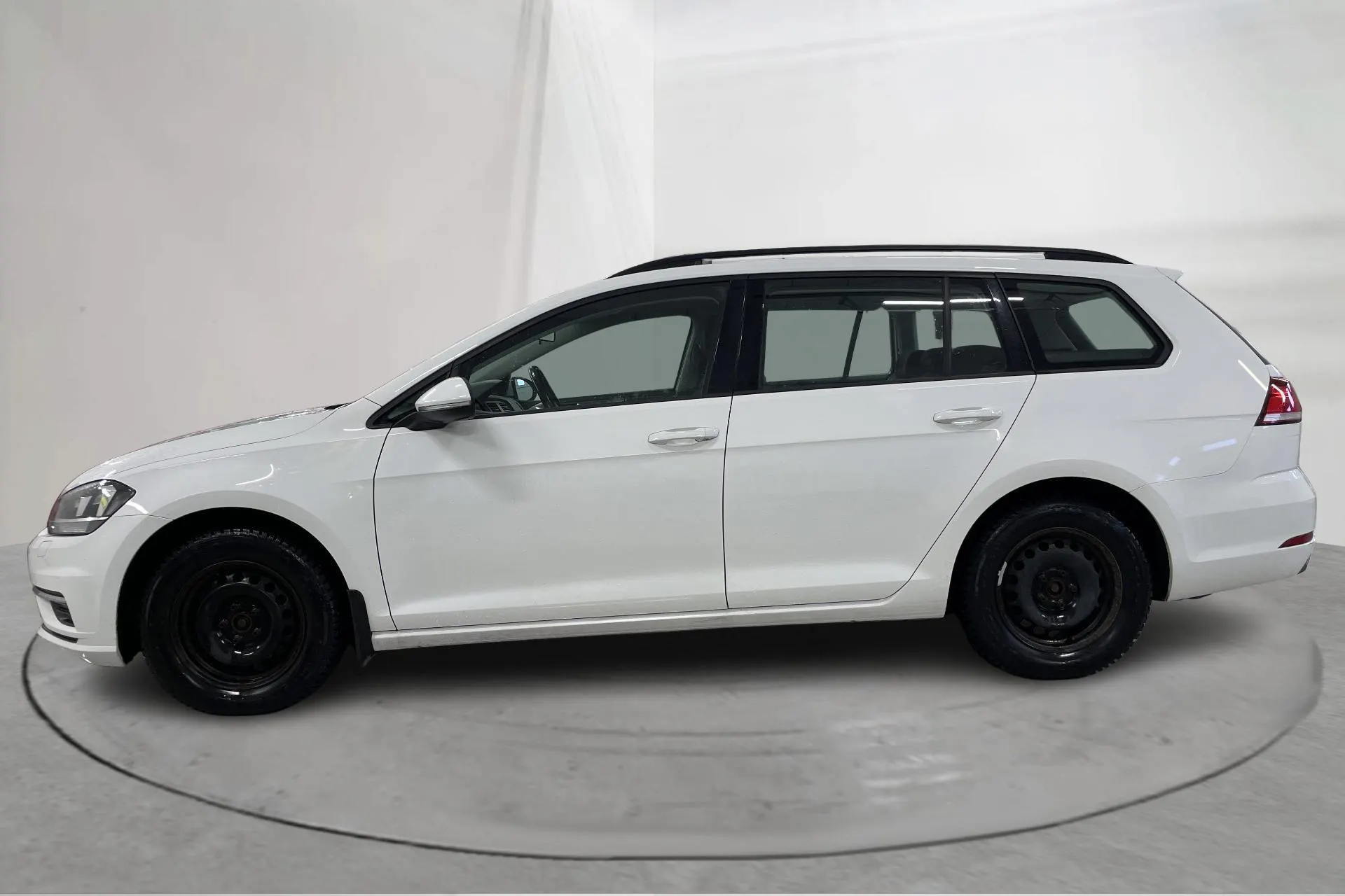 Presentationsfoto 2 av 14: VW Golf VII 2.0 TDI Sportscombi 4MOTION (150hk) - 5 988 mil - Automat - vit - 2019