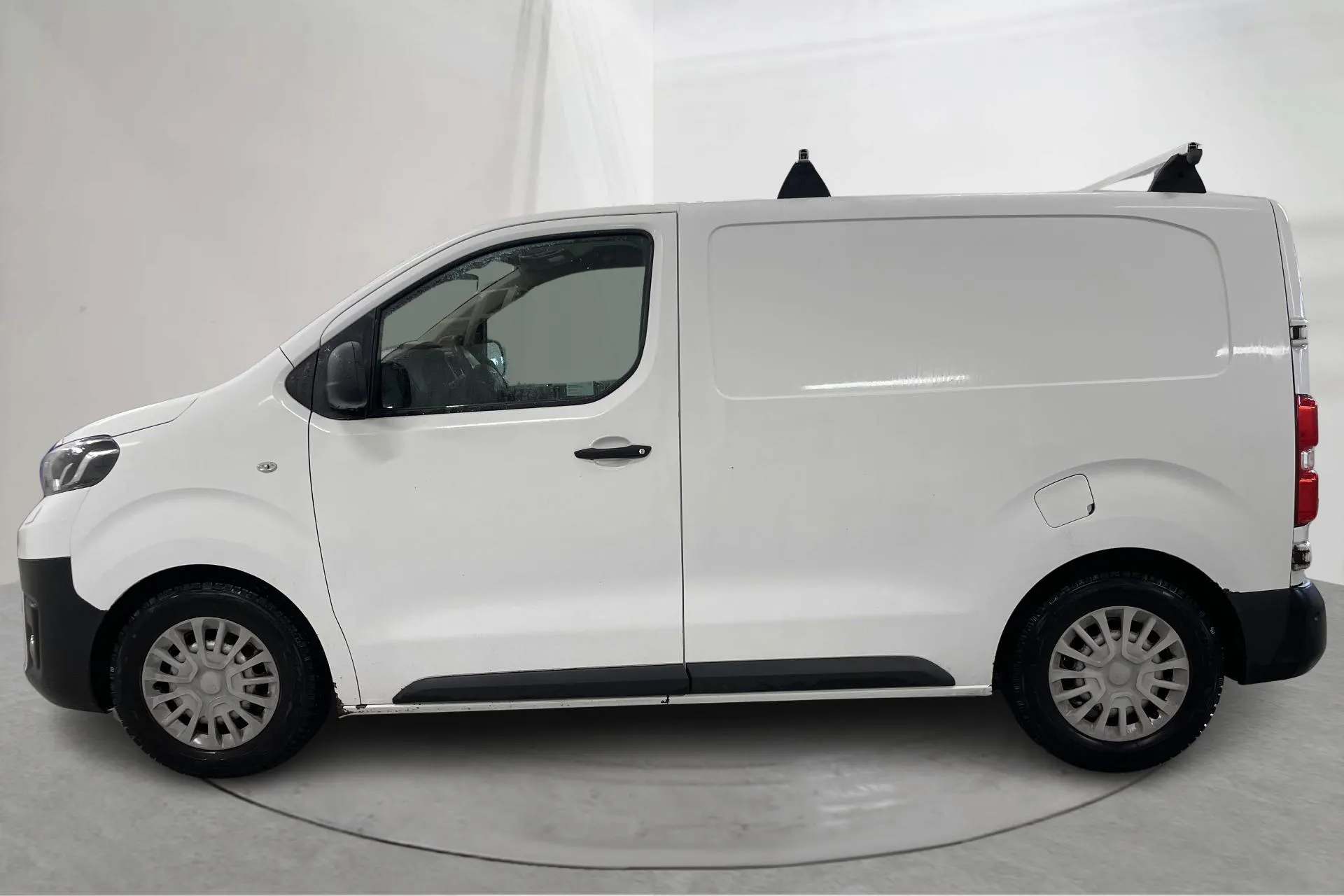 Presentationsfoto 2 av 16: Toyota PROACE 1.5D (120hk) - 10 859 mil - Manuell - vit - 2019