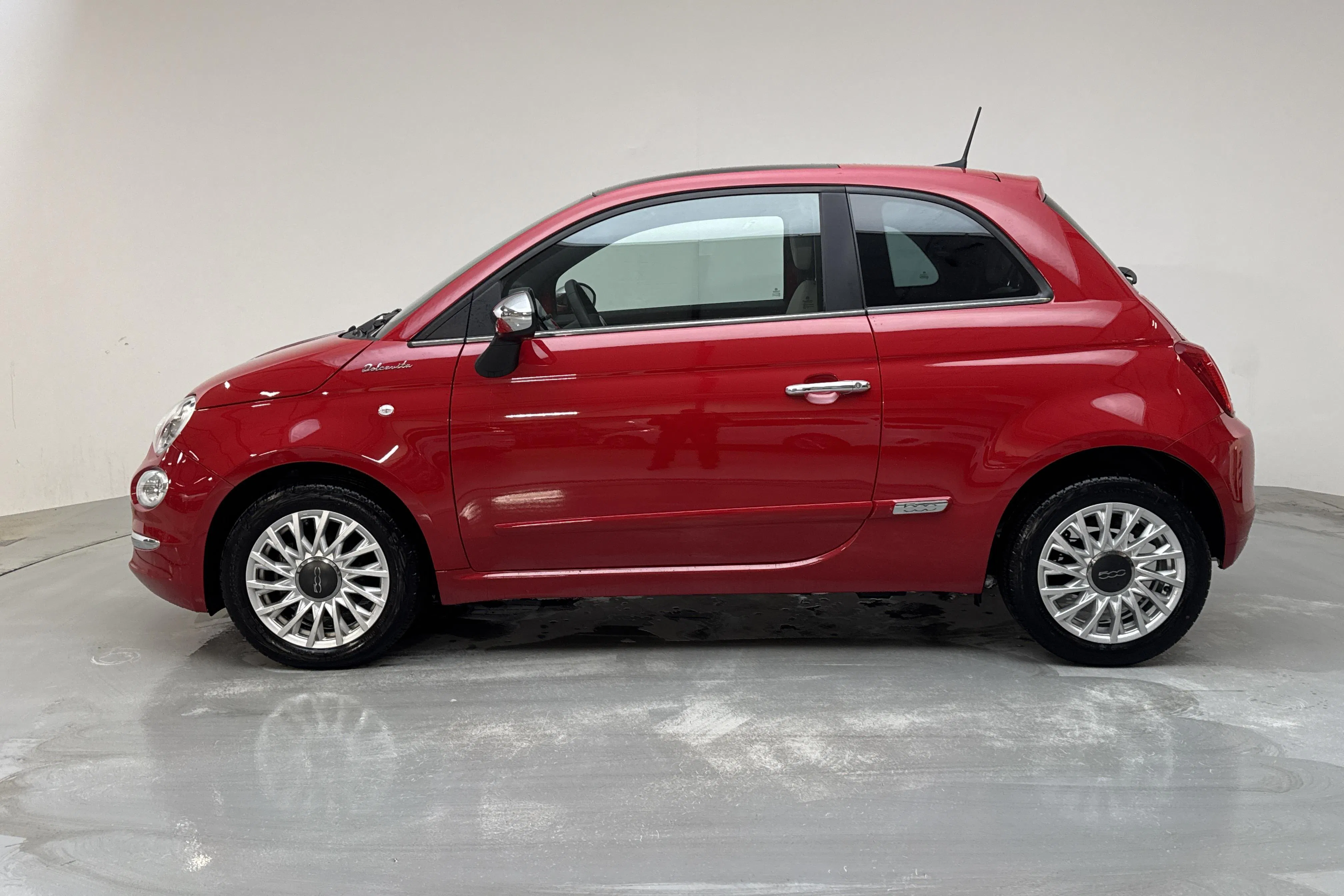 Presentationsfoto 2 av 17: Fiat 500 Hybrid (70hk) - 1 459 mil - Manuell - röd - 2022