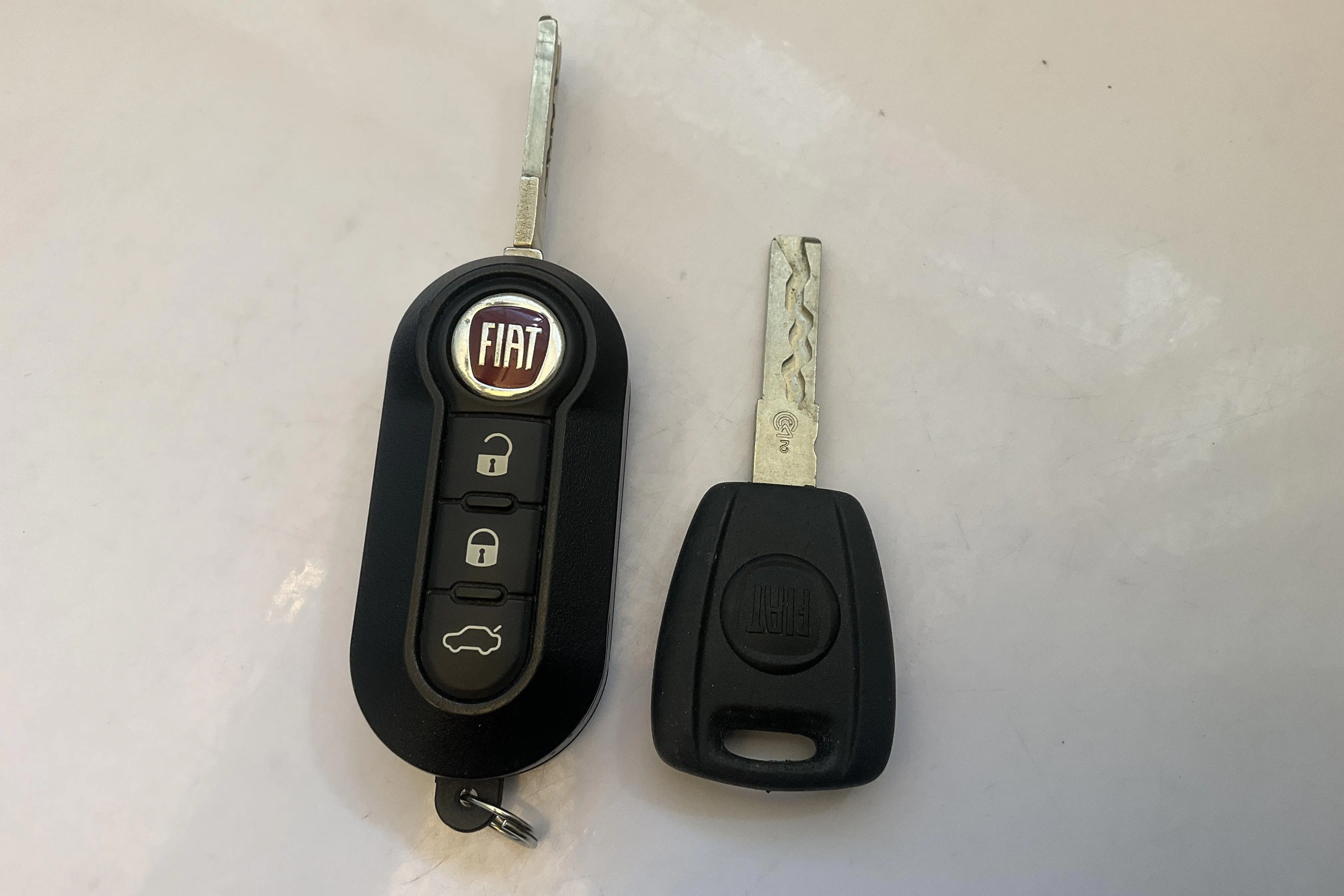 Presentationsfoto 17 av 17: Fiat 500 Hybrid (70hk) - 1 459 mil - Manuell - röd - 2022