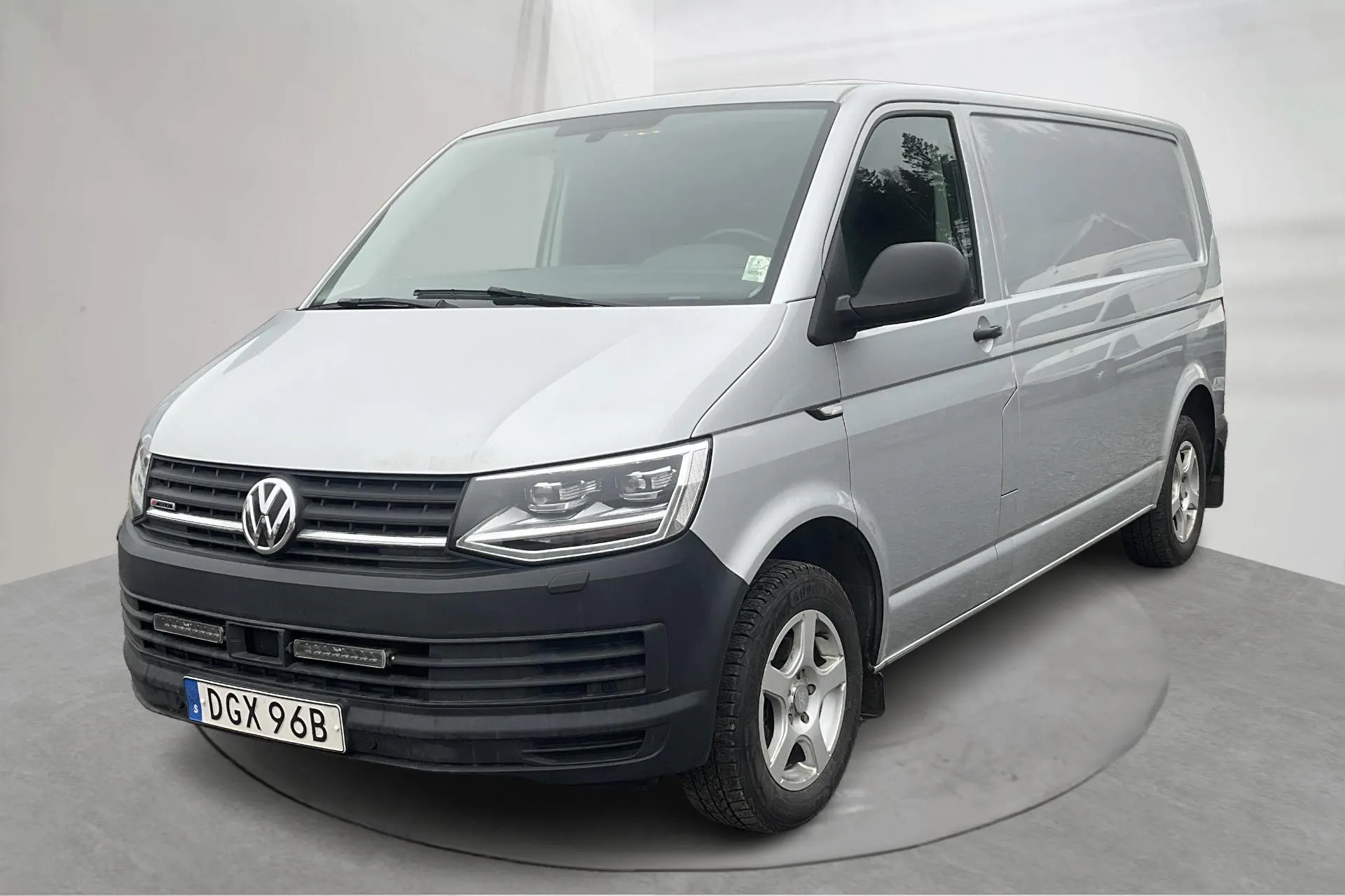 Presentation photo 1 of 13: VW Transporter T6 2.0 TDI BMT Skåp 4MOTION (150hk) - 192 870 km - Automatic - silver - 2019