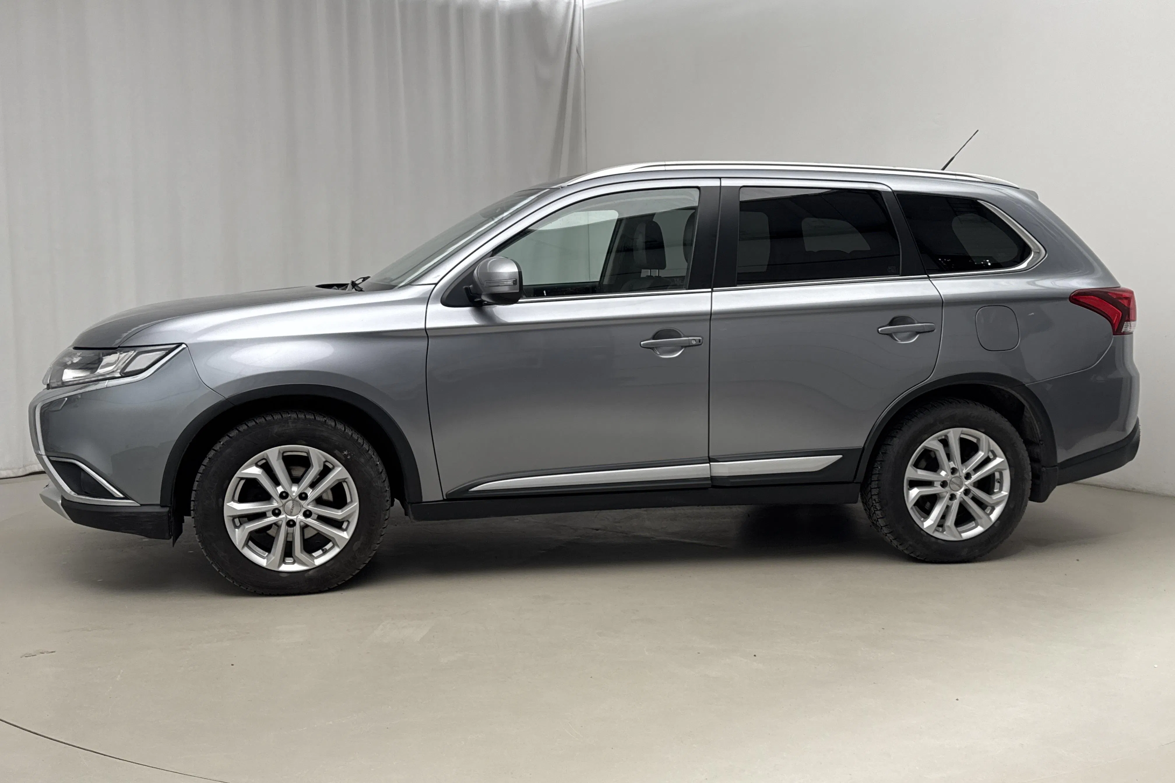 Presentation photo 2 of 16: Mitsubishi Outlander 2.2 Di-D 4WD (150hk) - 139 560 km - Automatic - dark grey - 2016