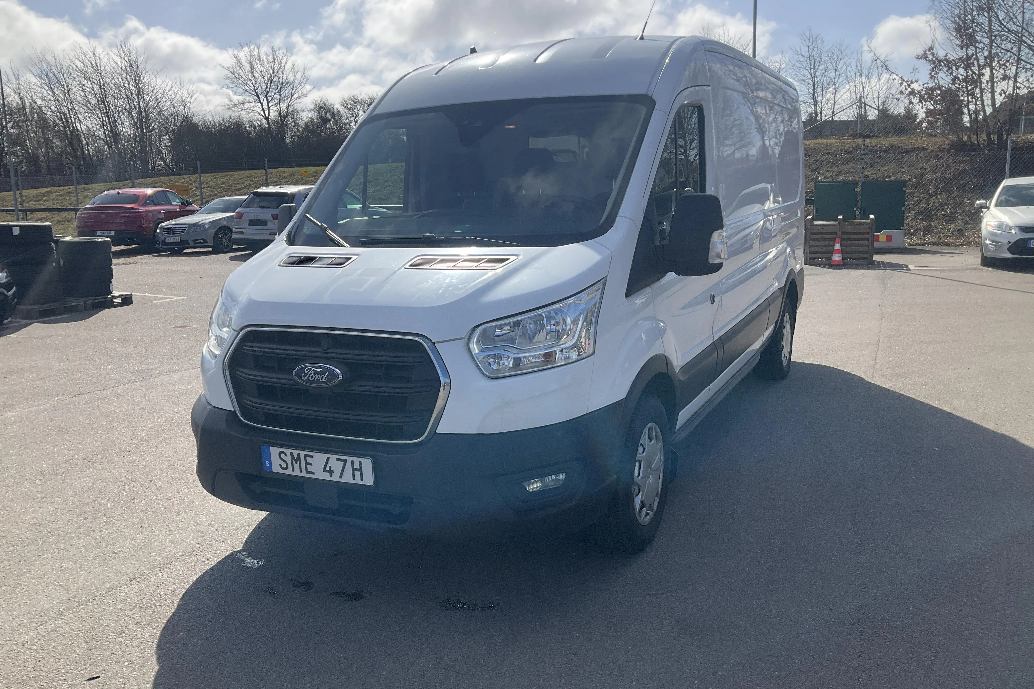 Presentationsfoto 1 av 14: Ford Transit 350 2.0 TDCi 2WD Skåp (170hk) - 14 363 mil - Automat - vit - 2020