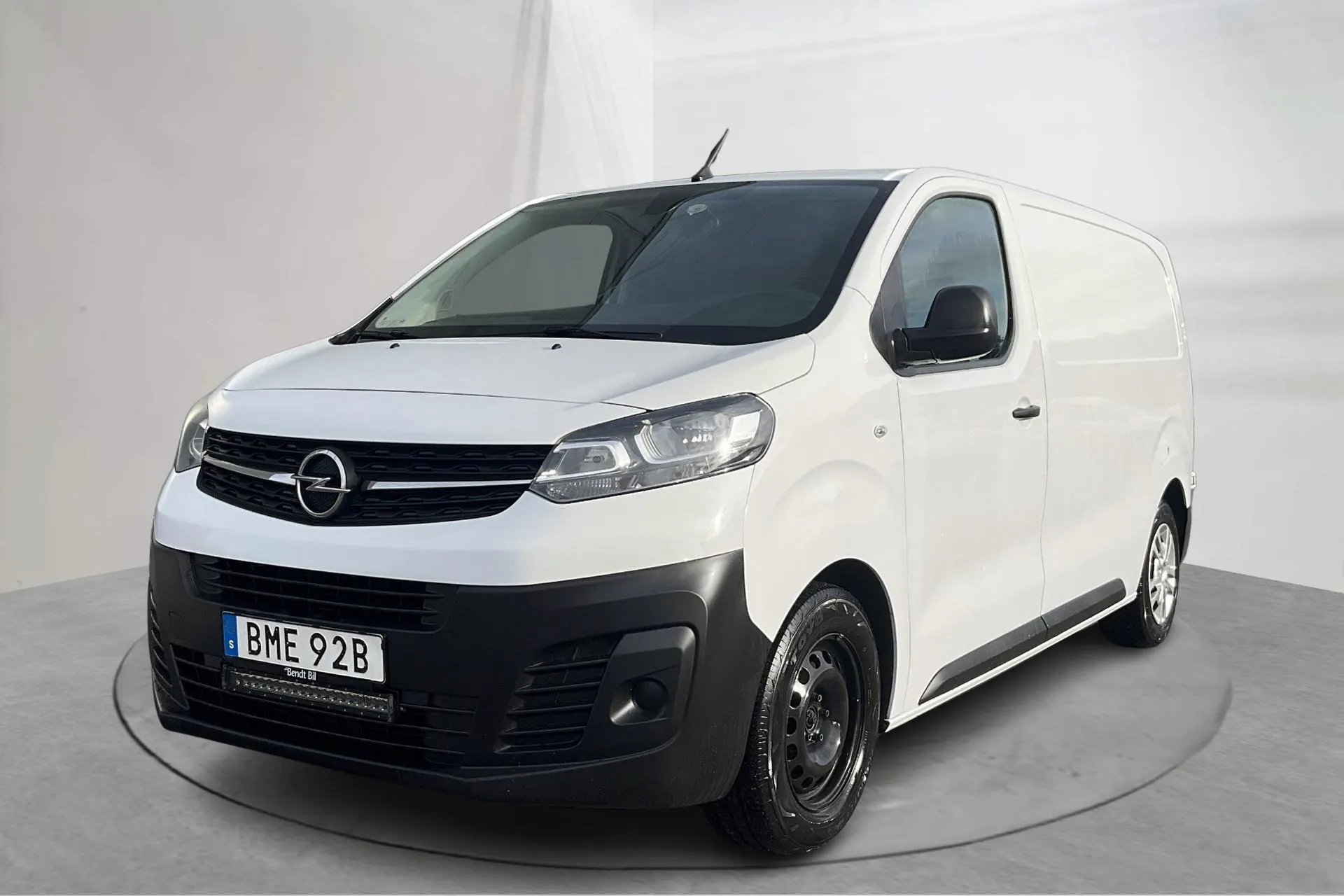 Presentationsfoto 1 av 16: Opel Vivaro 2.0 D (145hk) - 22 312 mil - Manuell - vit - 2022