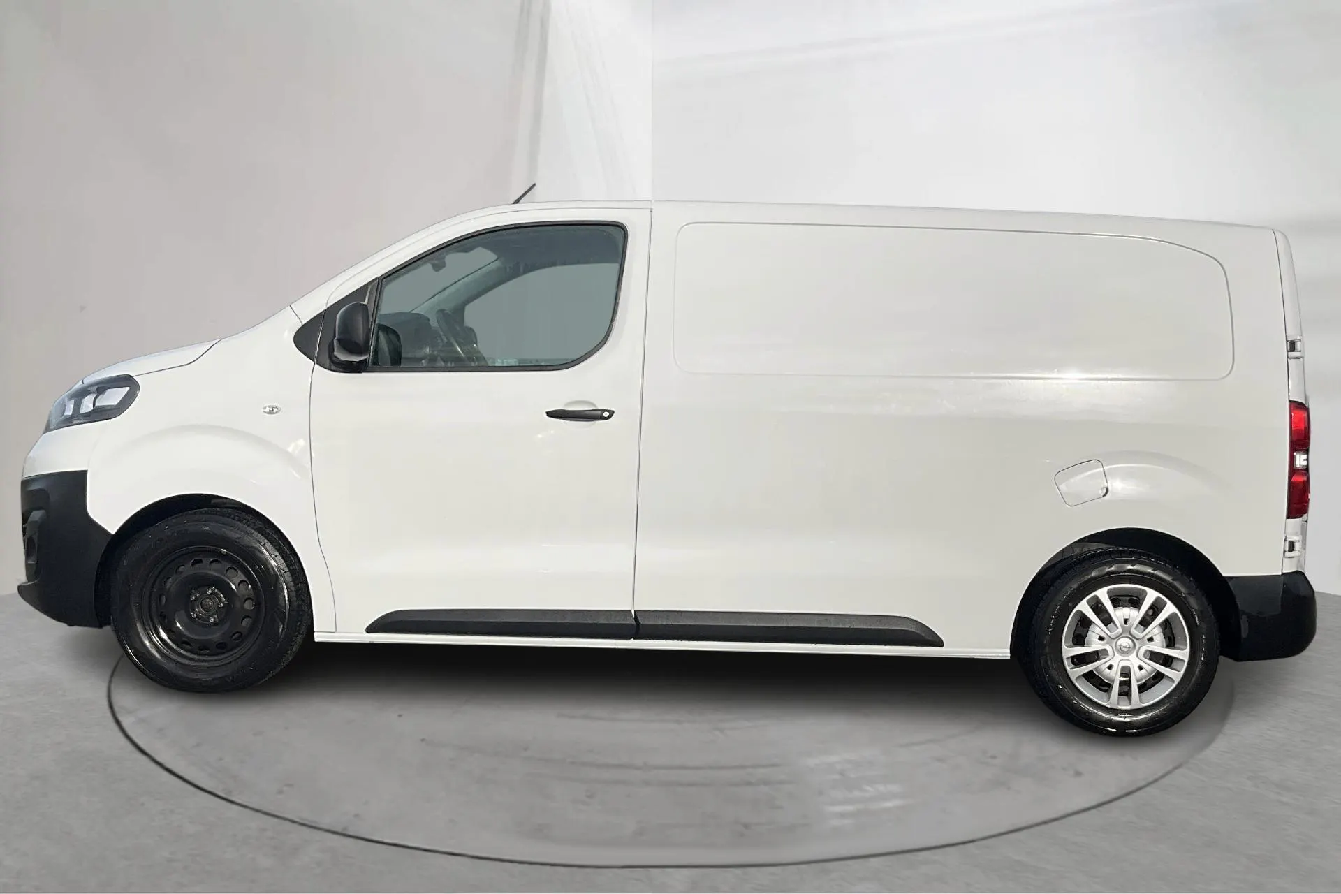 Presentationsfoto 2 av 16: Opel Vivaro 2.0 D (145hk) - 22 312 mil - Manuell - vit - 2022
