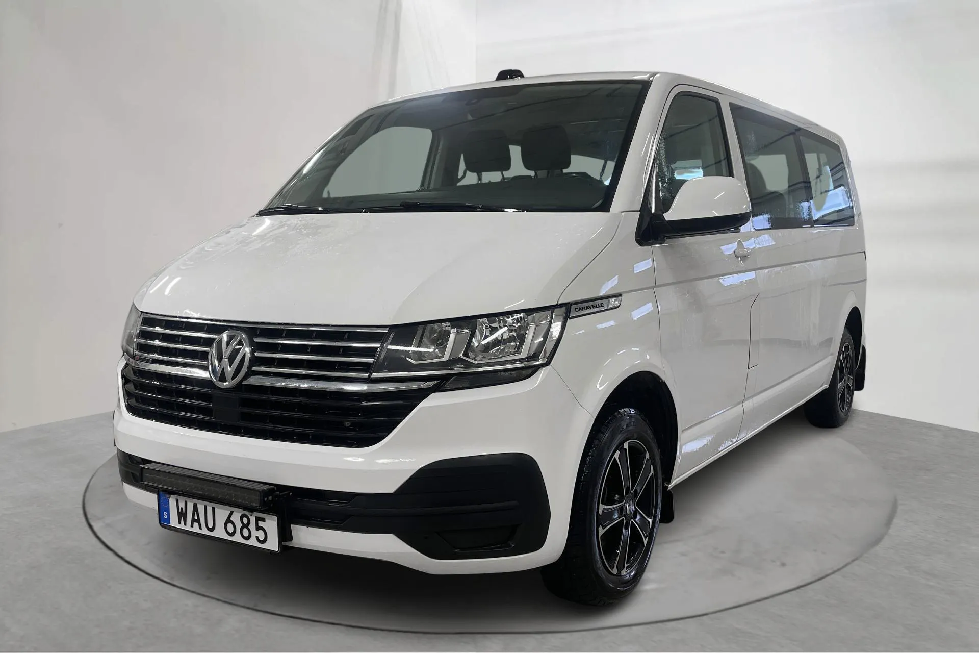 Presentationsfoto 1 av 17: VW Caravelle T6.1 TDI 4MOTION (150hk) - 15 229 mil - Automat - vit - 2024