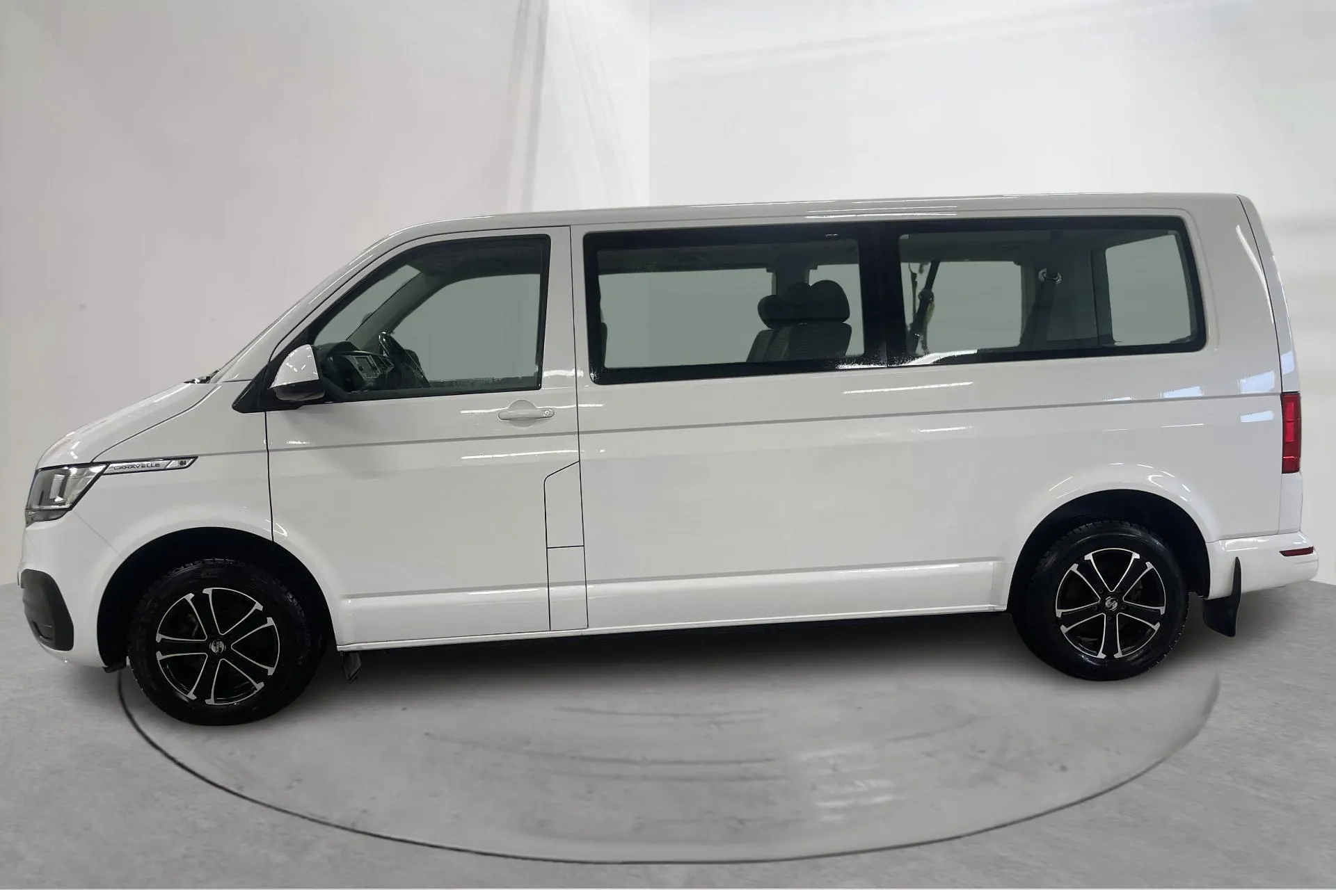 Presentationsfoto 2 av 17: VW Caravelle T6.1 TDI 4MOTION (150hk) - 15 229 mil - Automat - vit - 2024