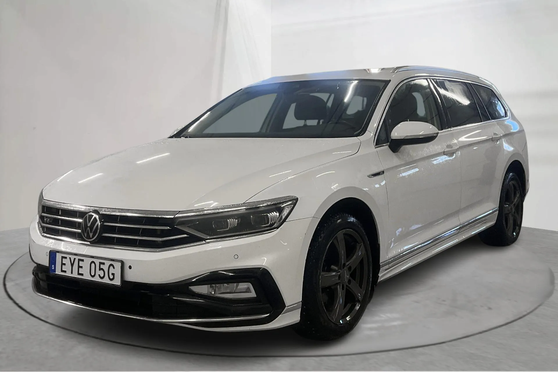 Presentationsfoto 1 av 22: VW Passat 2.0 TDI Sportscombi 4Motion (200hk) - 45 452 mil - Automat - vit - 2022