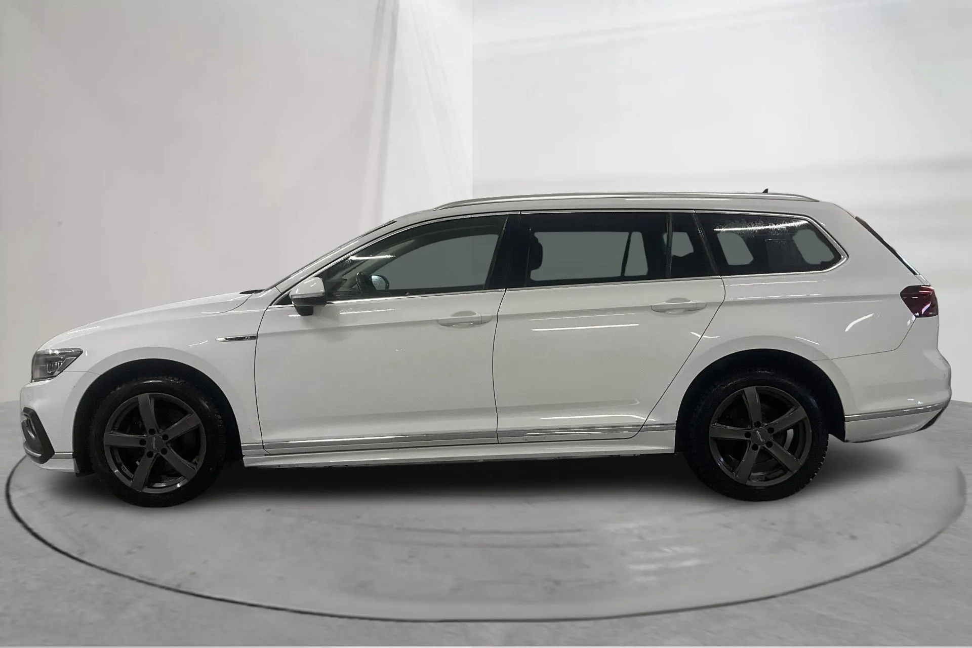 Presentationsfoto 2 av 22: VW Passat 2.0 TDI Sportscombi 4Motion (200hk) - 45 452 mil - Automat - vit - 2022