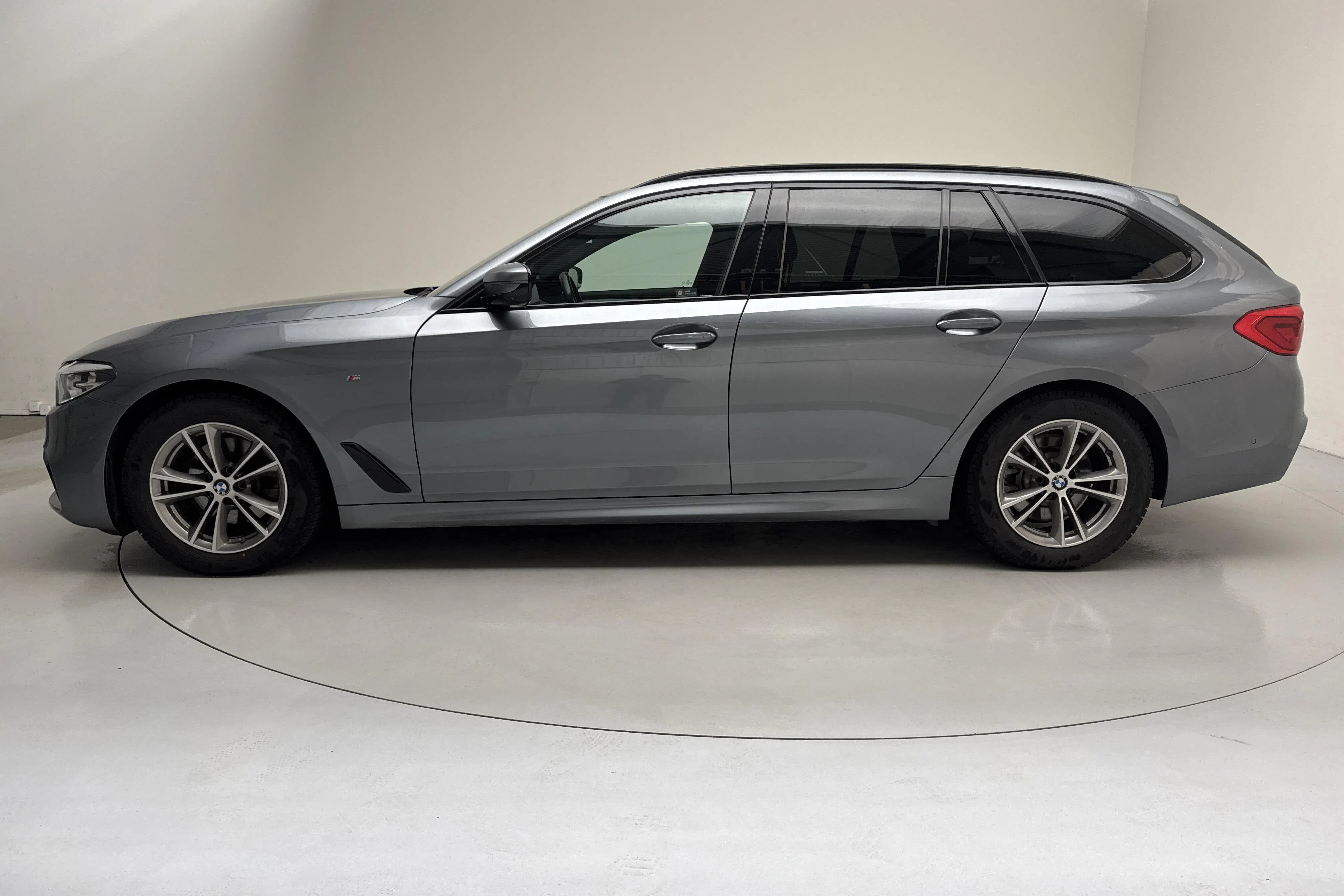 Presentationsfoto 2 av 18: BMW 520d xDrive Touring MHEV, G31 (190hk) - 10 061 mil - Automat - blå - 2020