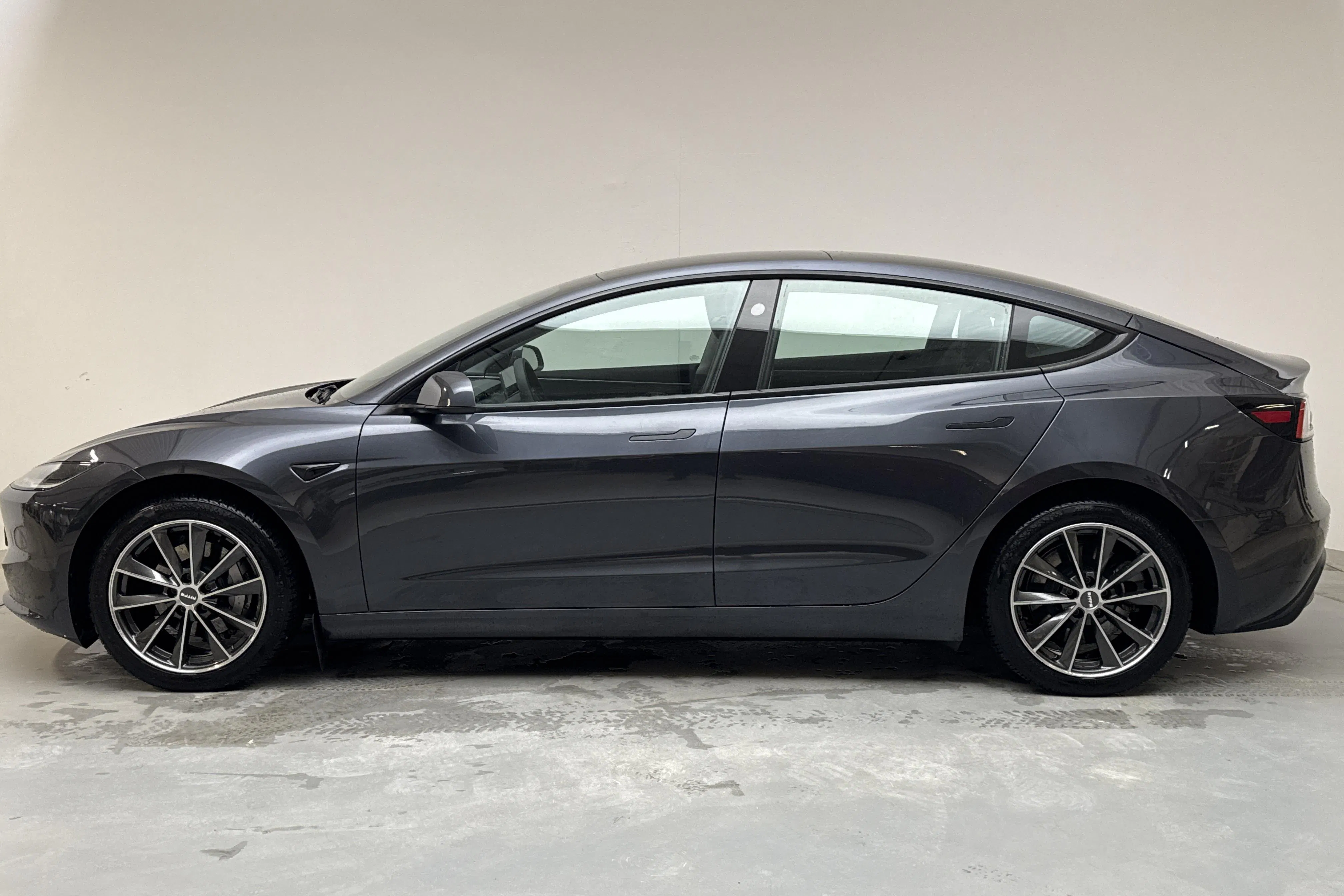 Presentationsfoto 2 av 21: Tesla Model 3 Long Range Dual Motor AWD - 3 734 mil - Automat - grå - 2024