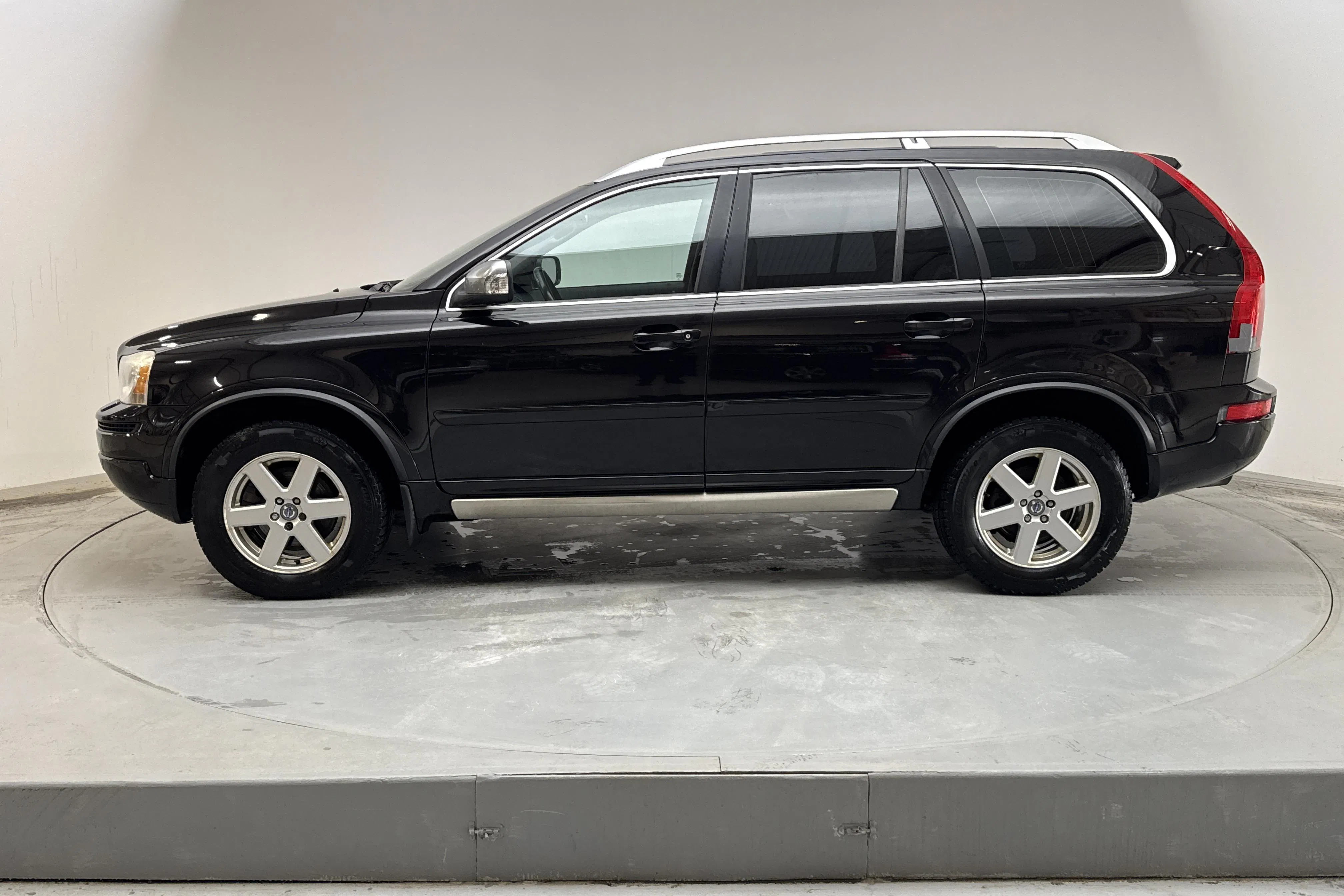 Presentationsfoto 2 av 20: Volvo XC90 D5 AWD (200hk) - 25 655 mil - Automat - svart - 2013