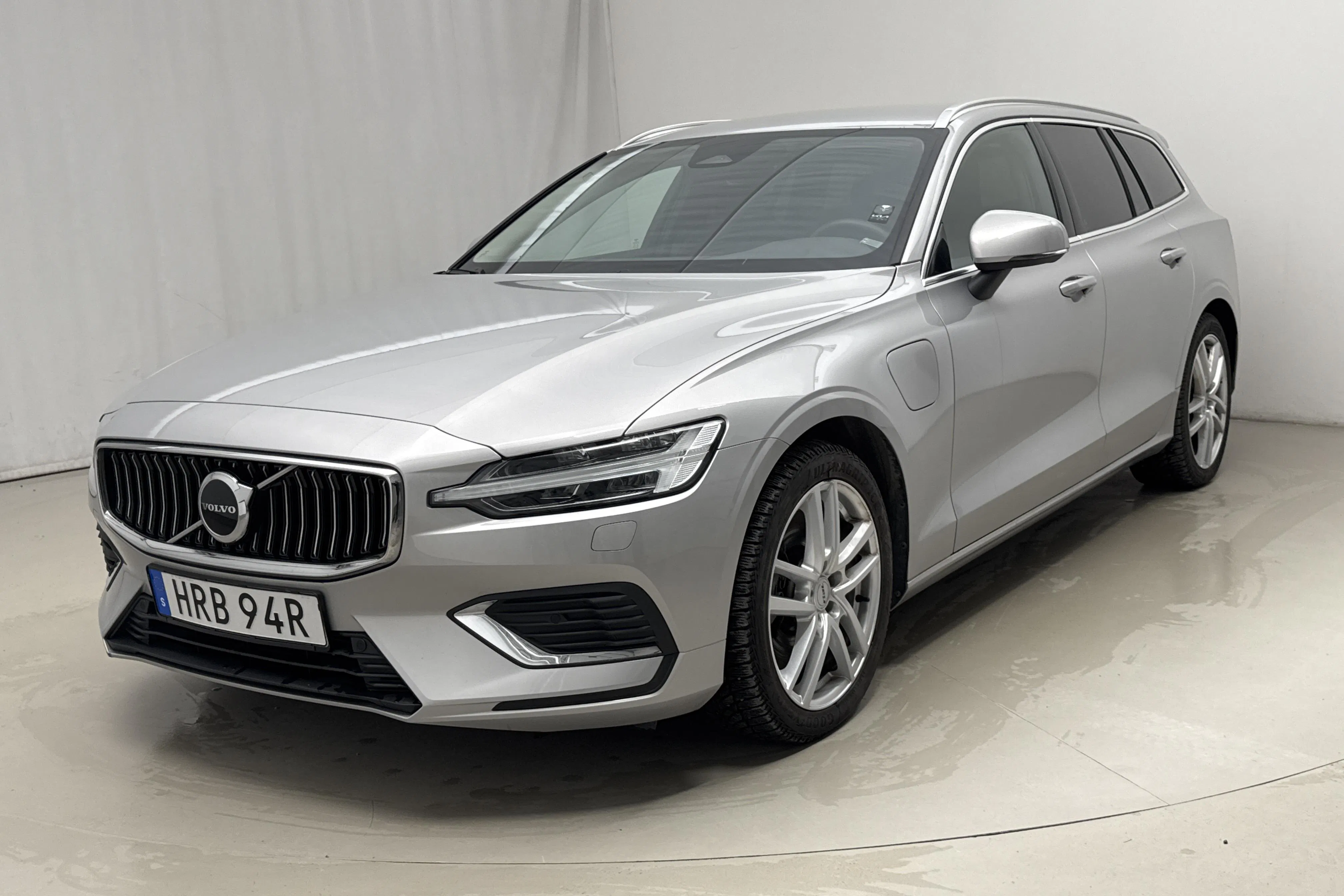 Presentation photo 1 of 25: Volvo V60 T6 AWD Recharge (350hk) - 42 370 km - Automatic - silver - 2023