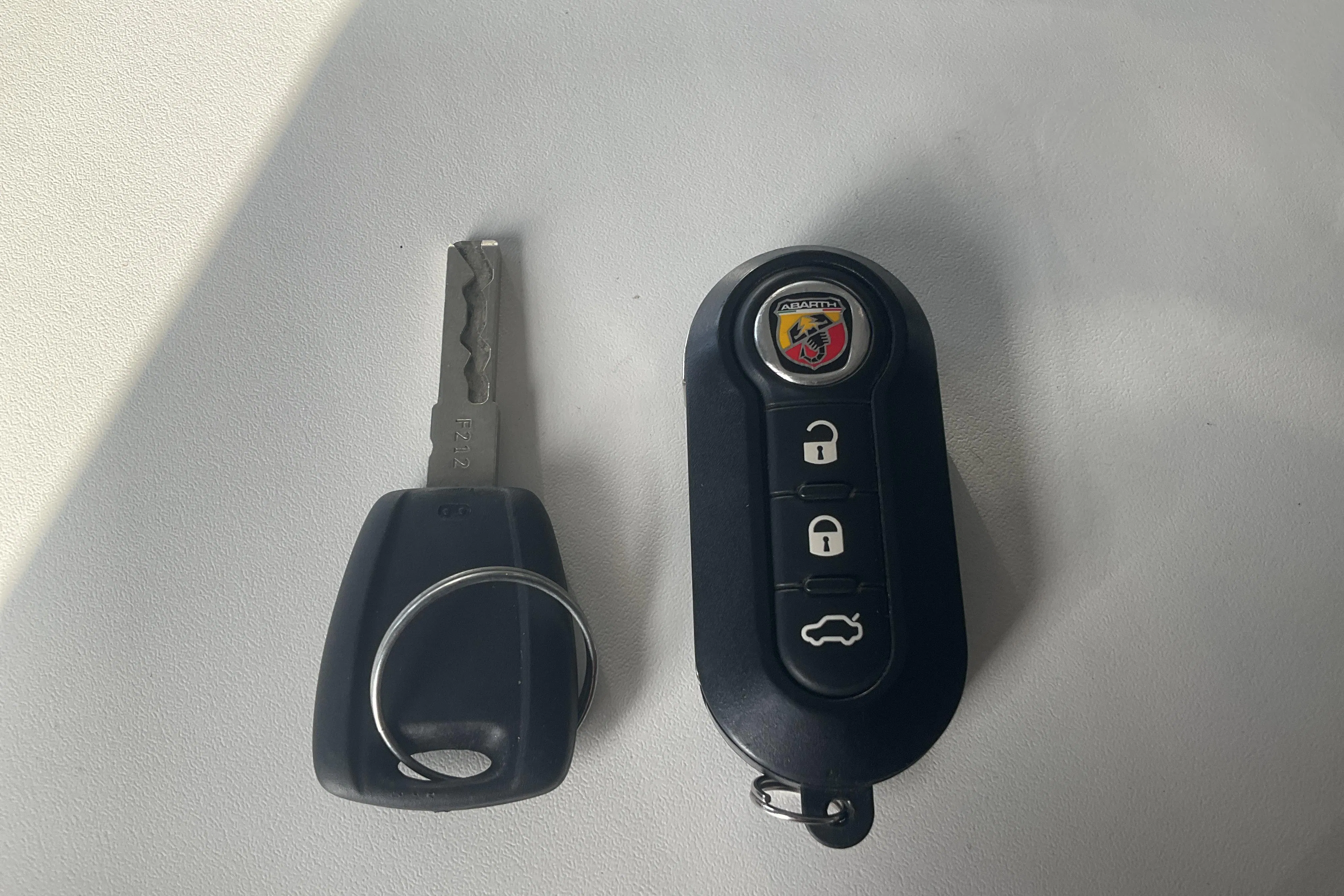 Presentation photo 15 of 15: Abarth Abarth 595 (165hk) - 33 510 km - Manual - gray - 2022