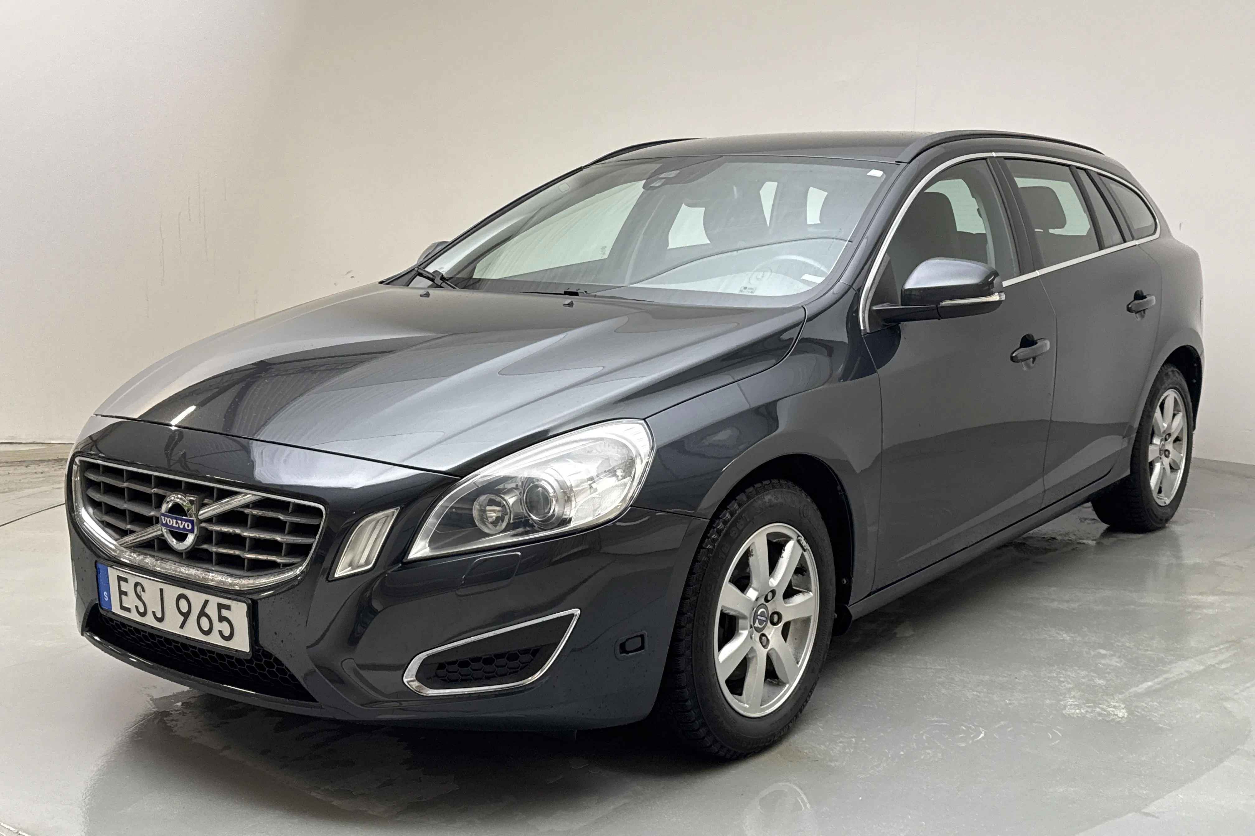 Presentation photo 1 of 12: Volvo V60 T4F (180hk) - 116 060 km - Automatic - gray - 2013