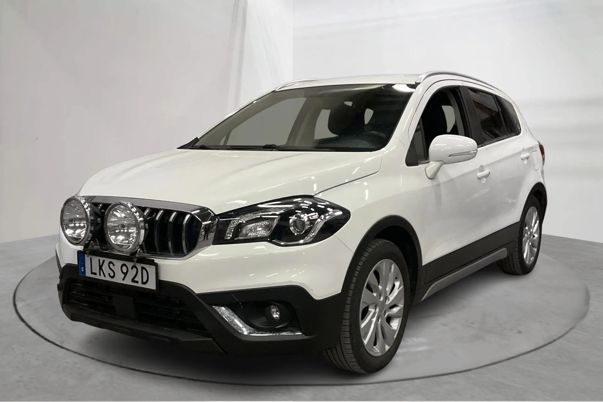 Presentationsfoto 1 av 16: Suzuki S-Cross 1.4 4x4 (140hk) - 5 074 mil - Automat - vit - 2020