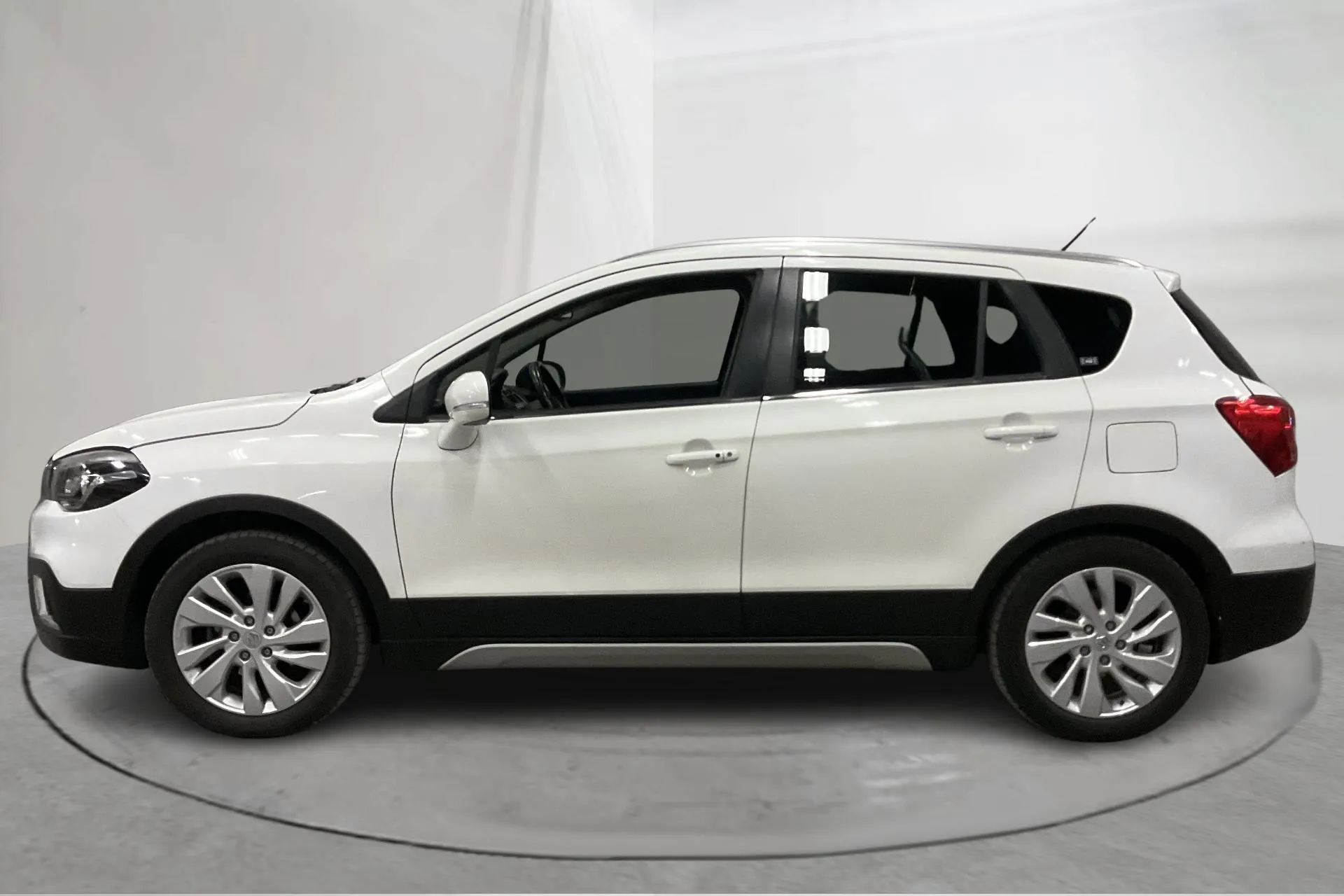 Presentationsfoto 2 av 16: Suzuki S-Cross 1.4 4x4 (140hk) - 5 074 mil - Automat - vit - 2020