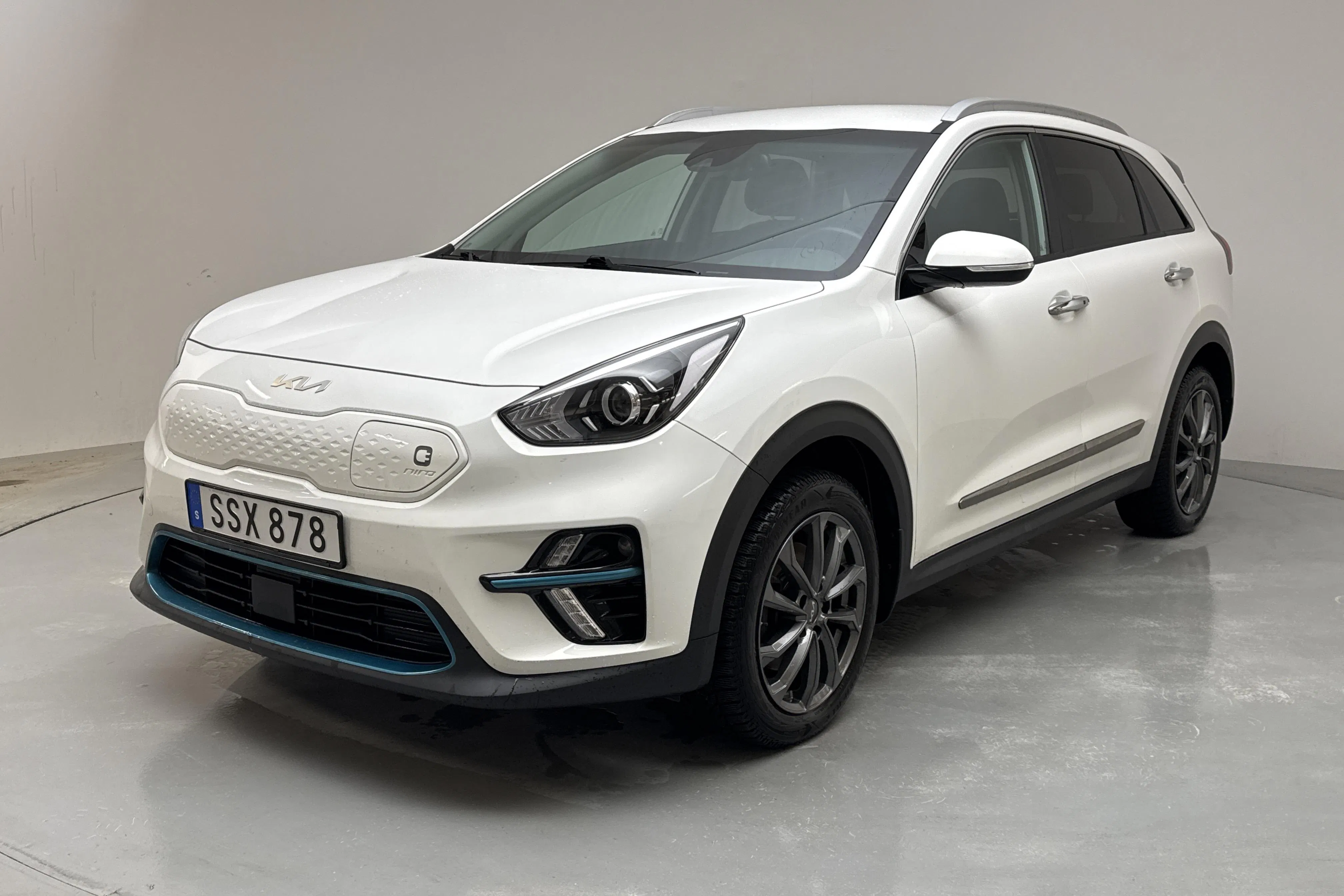 Presentation photo 1 of 15: KIA e-Niro 64kWh (204hk) - 53 210 km - Automatic - white - 2022