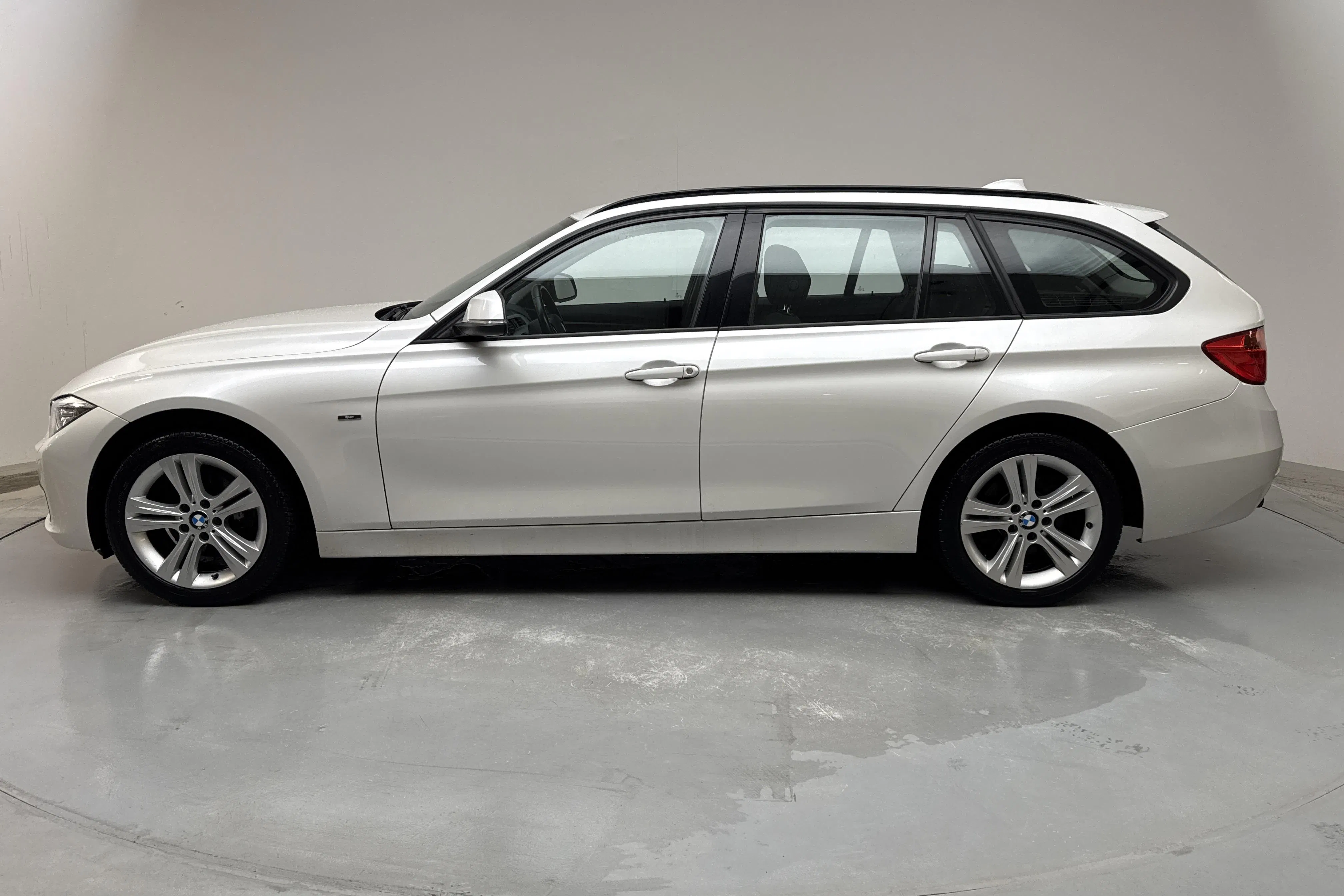 Presentationsfoto 2 av 12: BMW 320d xDrive Touring, F31 (184hk) - 25 244 mil - Automat - vit - 2014