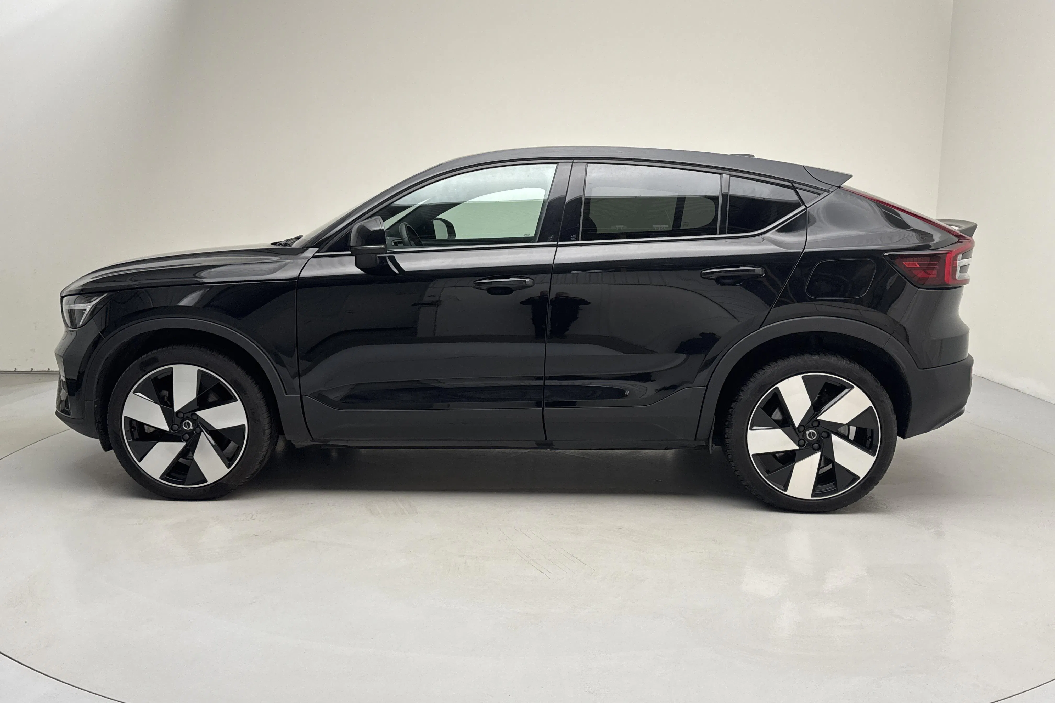 Presentation photo 2 of 18: Volvo C40 Recharge (231hk) - 82 550 km - Automatic - black - 2023