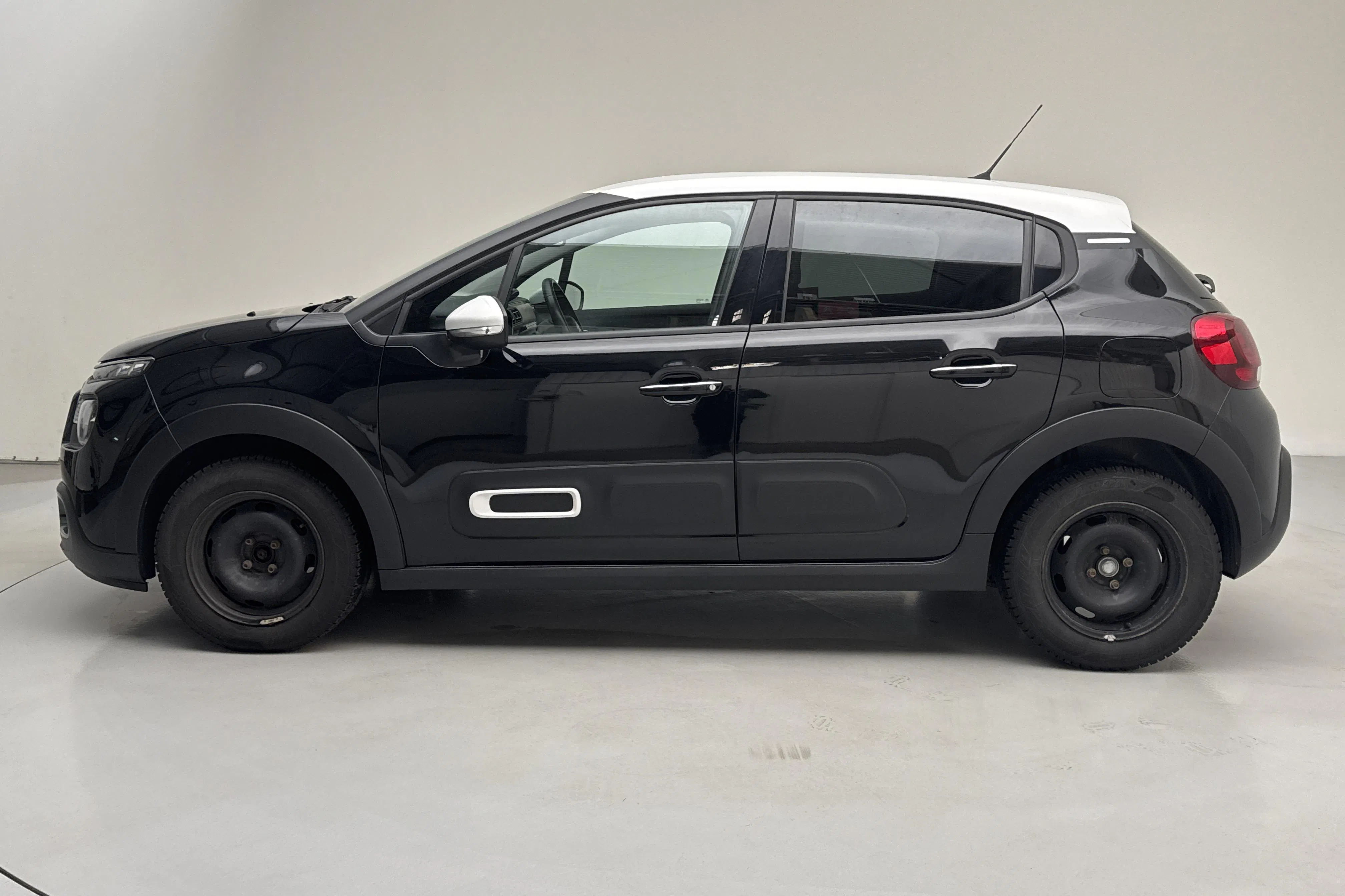 Presentation photo 2 of 13: Citroën C3 PureTech (82hk) - 74 960 km - Manual - black - 2023