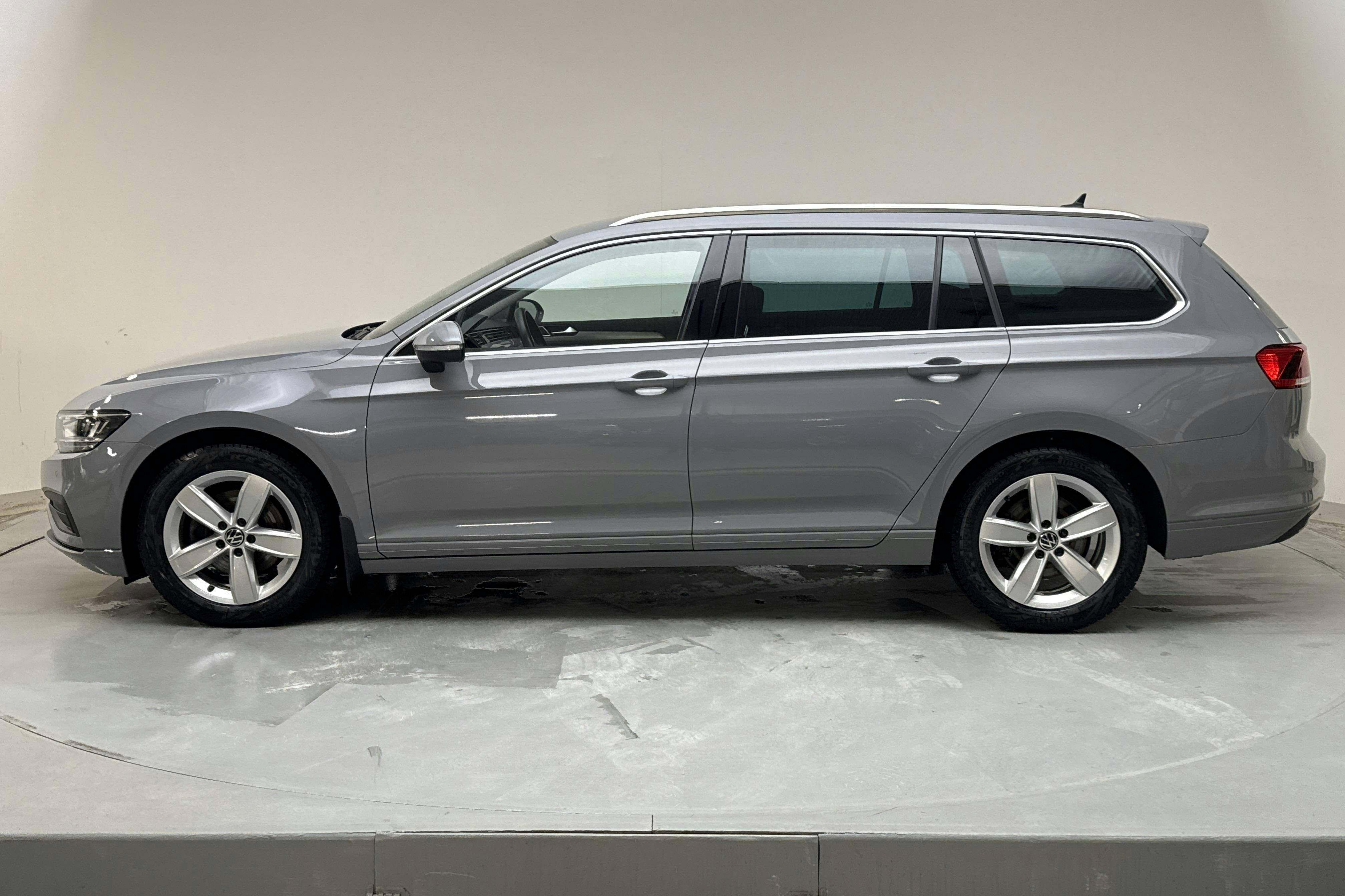 Presentationsfoto 2 av 16: VW Passat 1.5 TSI Sportscombi (150hk) - 6 613 mil - Automat - grå - 2022