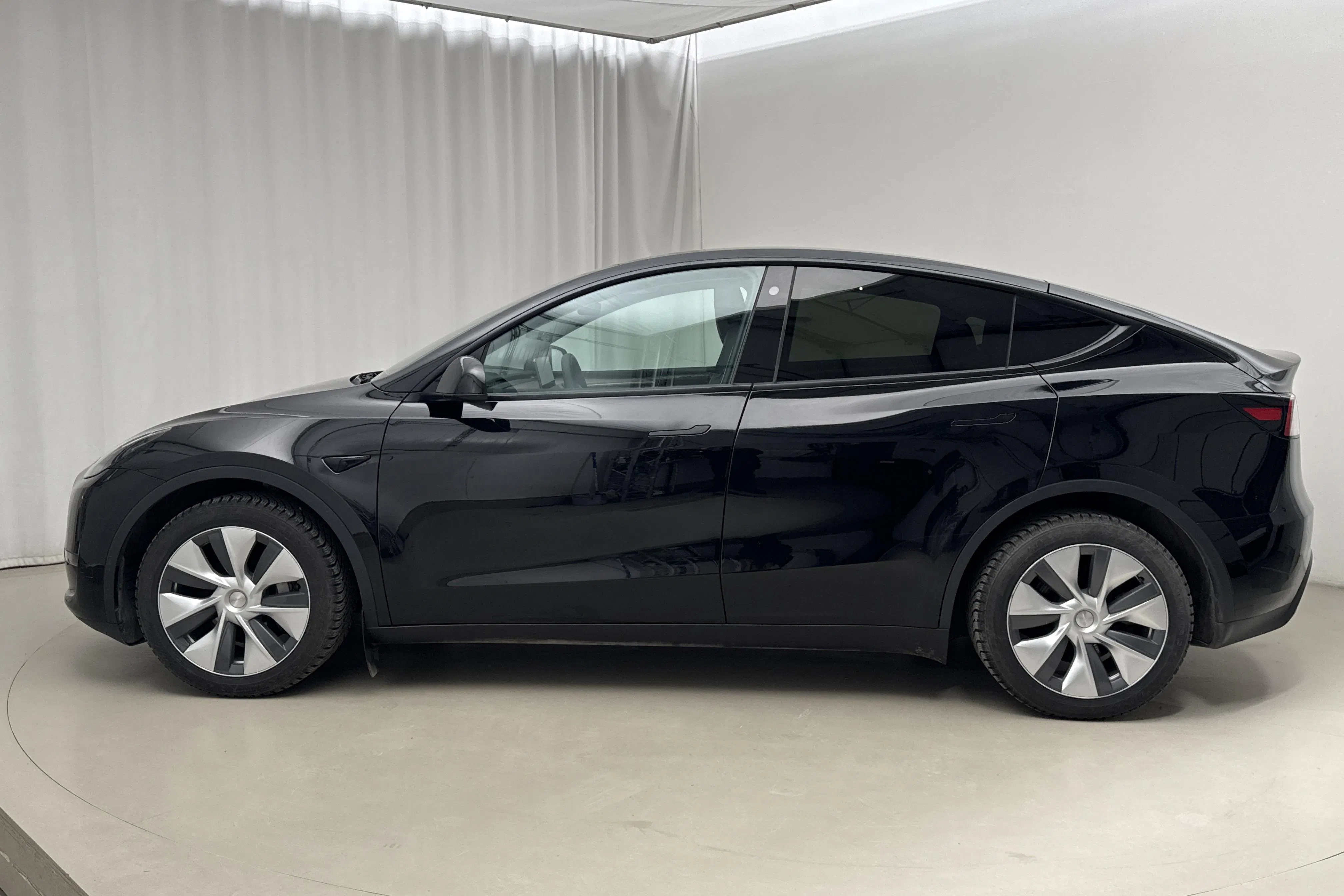 Presentationsfoto 2 av 24: Tesla Model Y Long Range Dual Motor AWD - 6 120 mil - Automat - svart - 2023