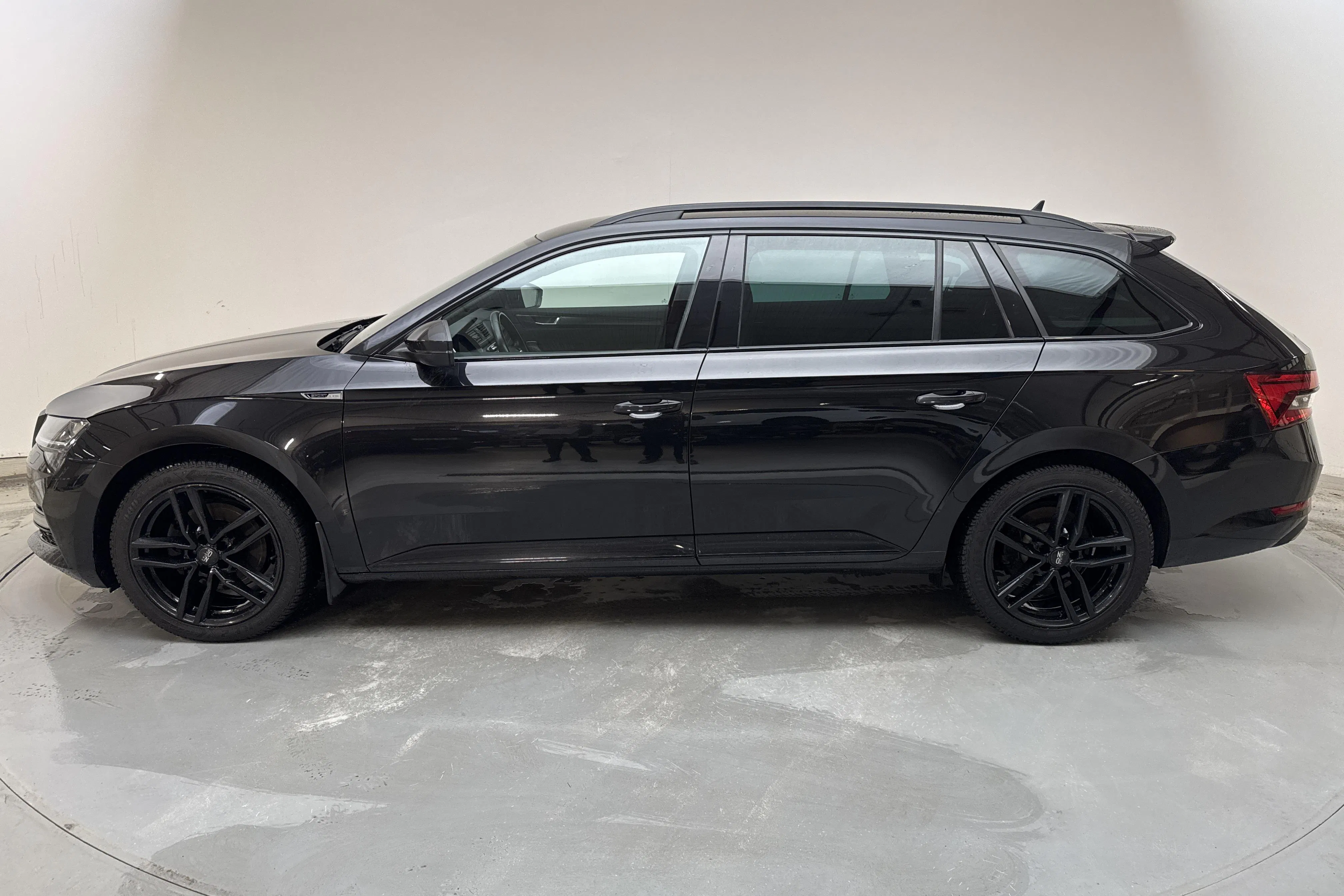 Presentation photo 2 of 23: Skoda Superb 1.4 TSI PHEV Kombi (218hk) - 215 240 km - Automatic - black - 2021