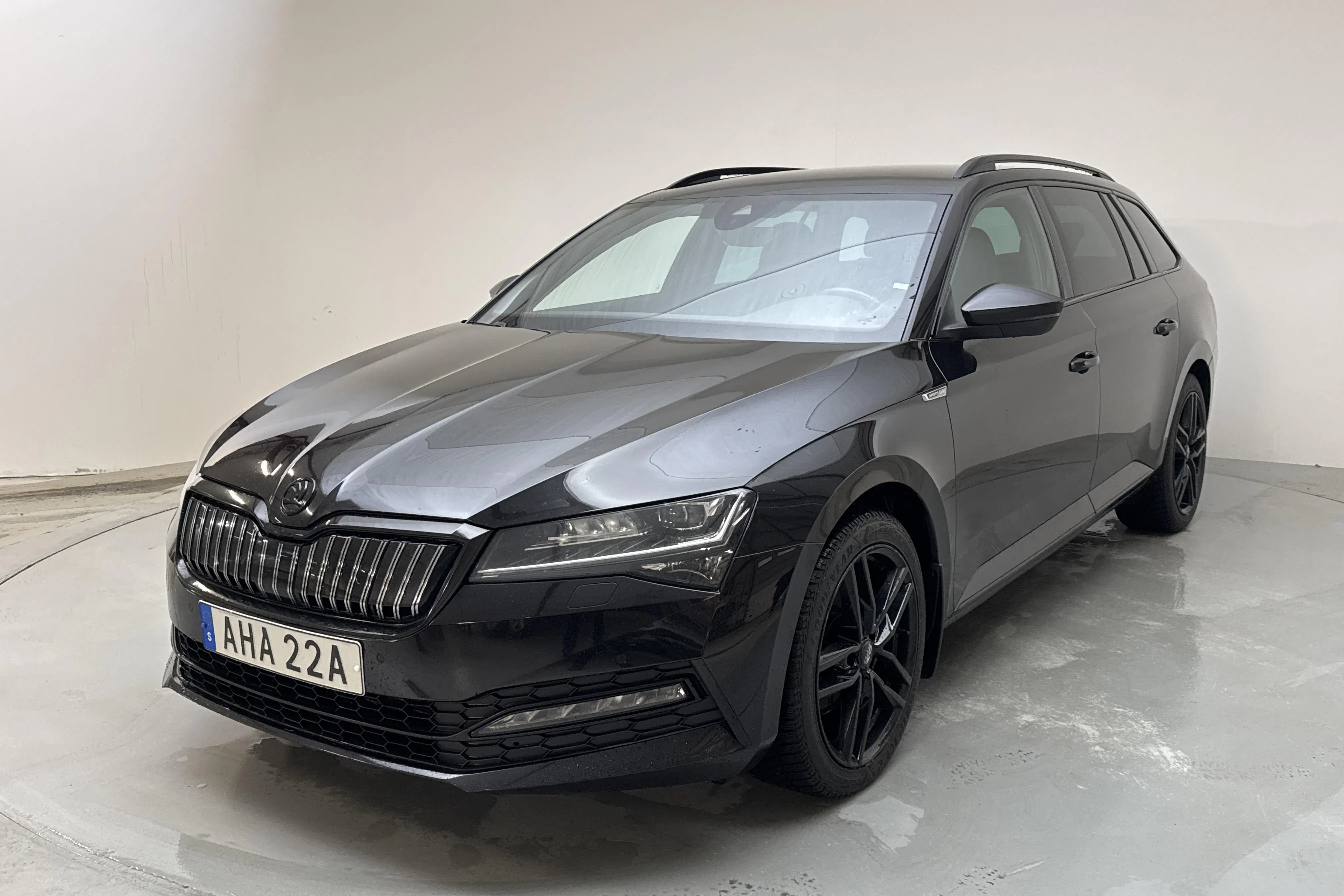 Presentation photo 1 of 23: Skoda Superb 1.4 TSI PHEV Kombi (218hk) - 215 240 km - Automatic - black - 2021