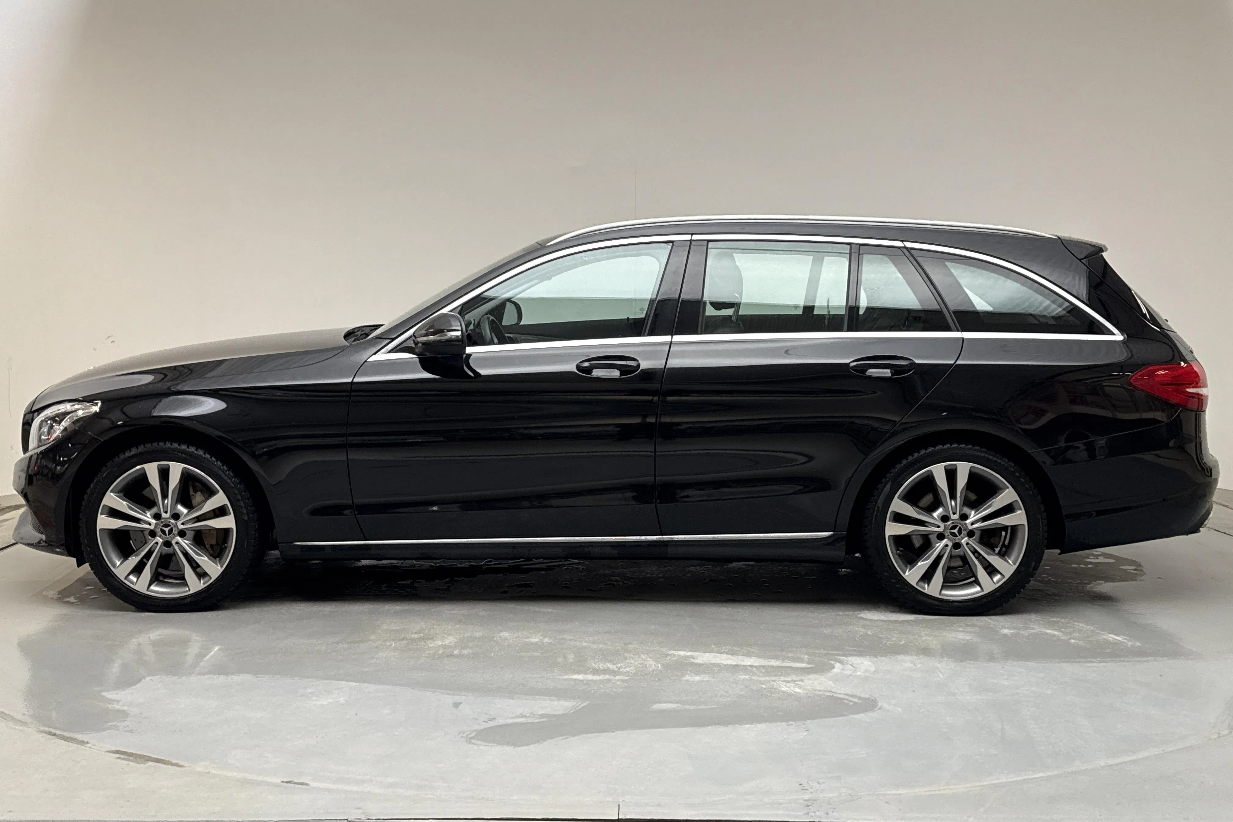 Presentation photo 2 of 16: Mercedes C 350 e Kombi S205 (211hk) - 130 230 km - Automatic - black - 2018