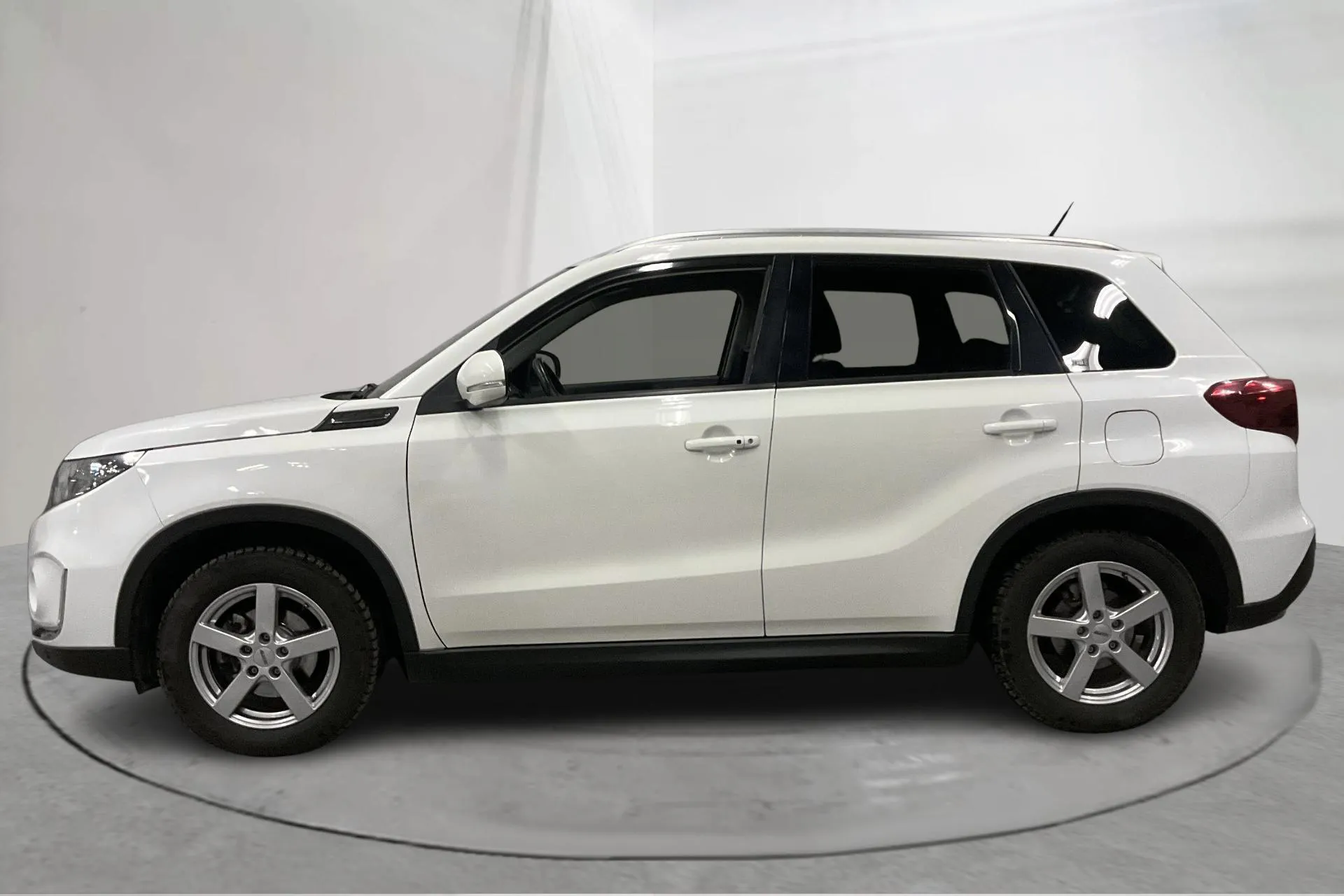Presentationsfoto 2 av 19: Suzuki Vitara 1.4T Boosterjet Allgrip 4x4 (140hk) - 9 905 mil - Automat - vit - 2020