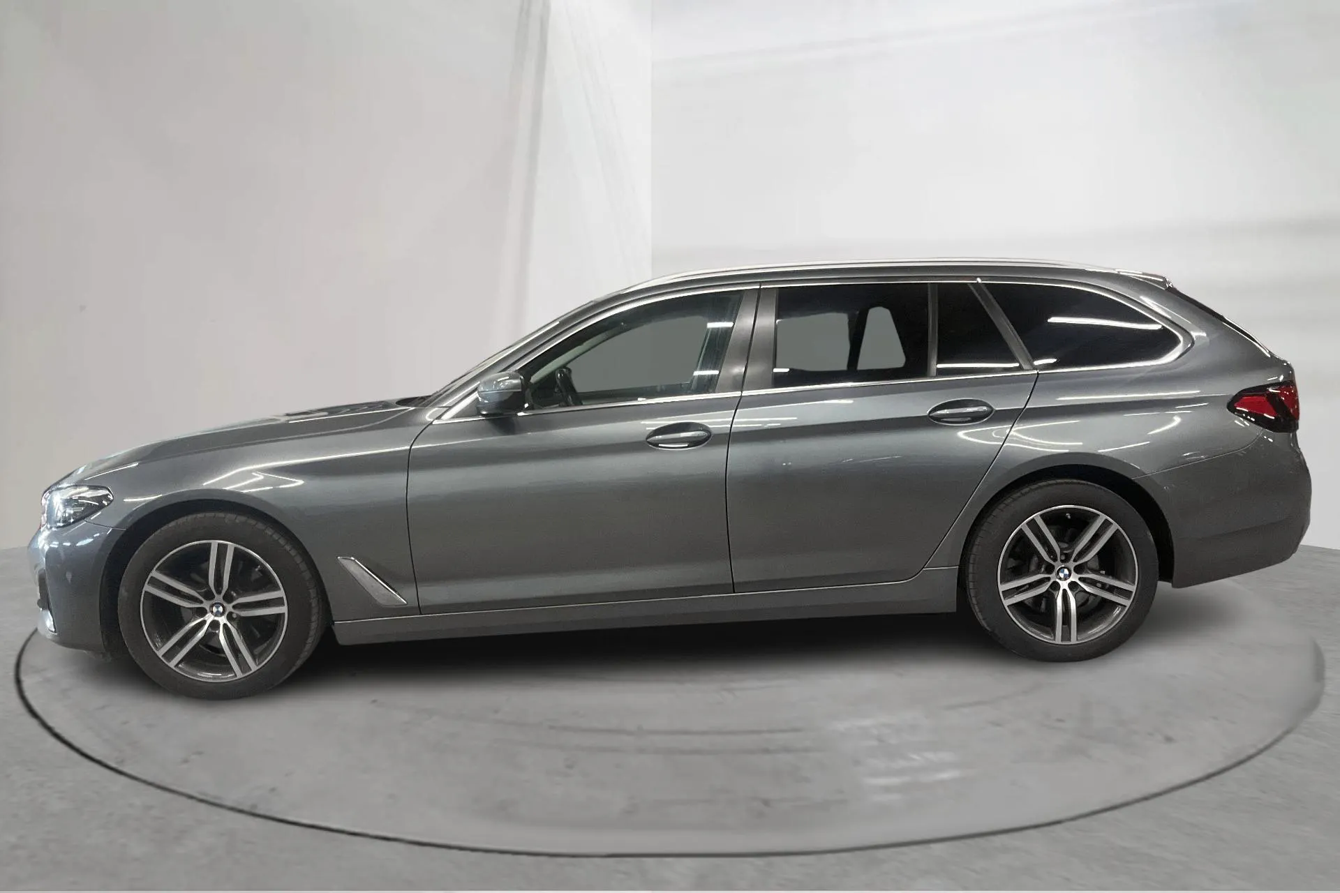 Presentation photo 2 of 18: BMW 520d xDrive Touring, G31 LCI (190hk+11hk) - 126 260 km - Automatic - blue - 2022